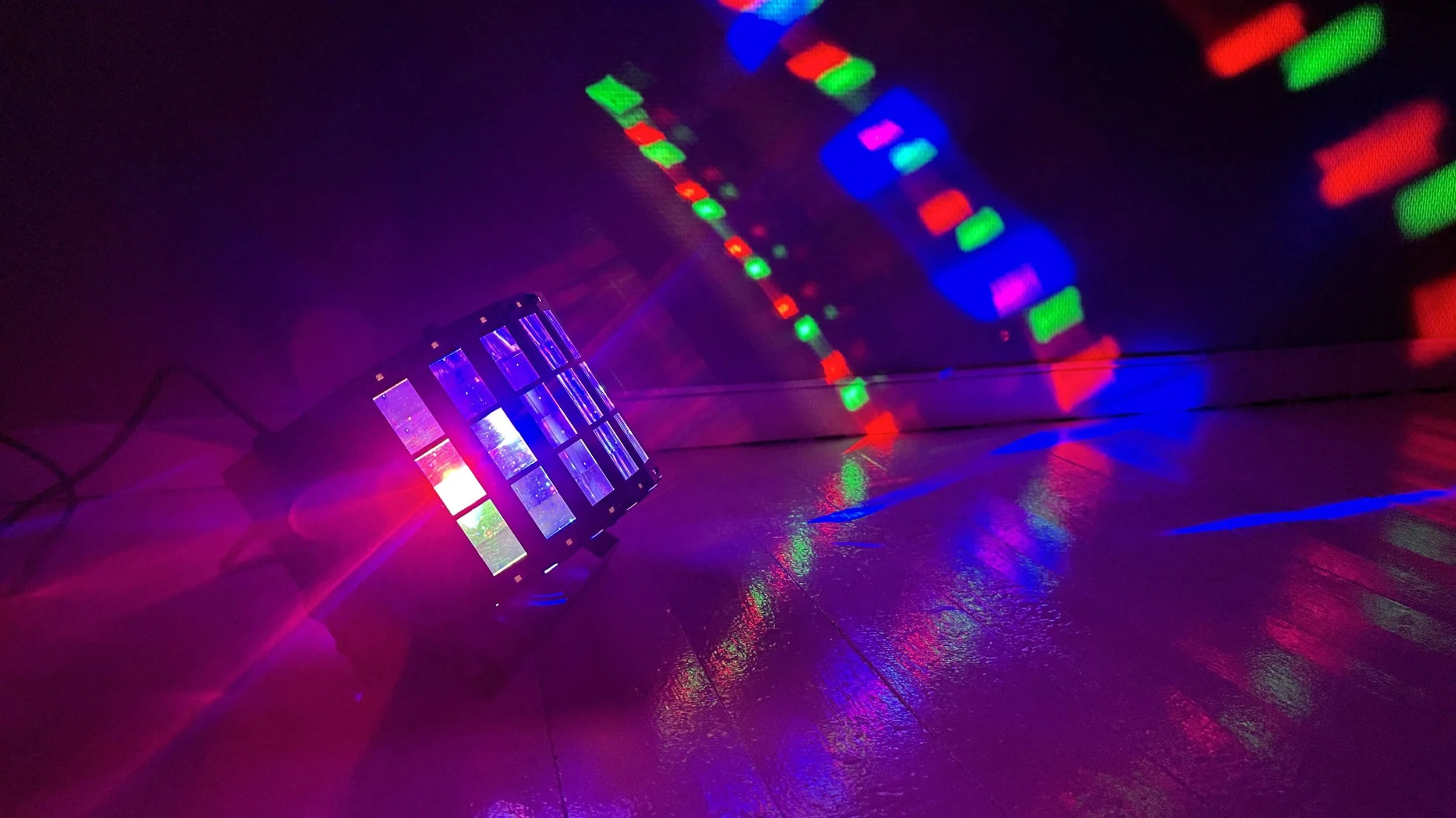 Cluster Derby Mini D-20 som lager ekstremt kule derby lyseffekter, det er også innebygd strobelys