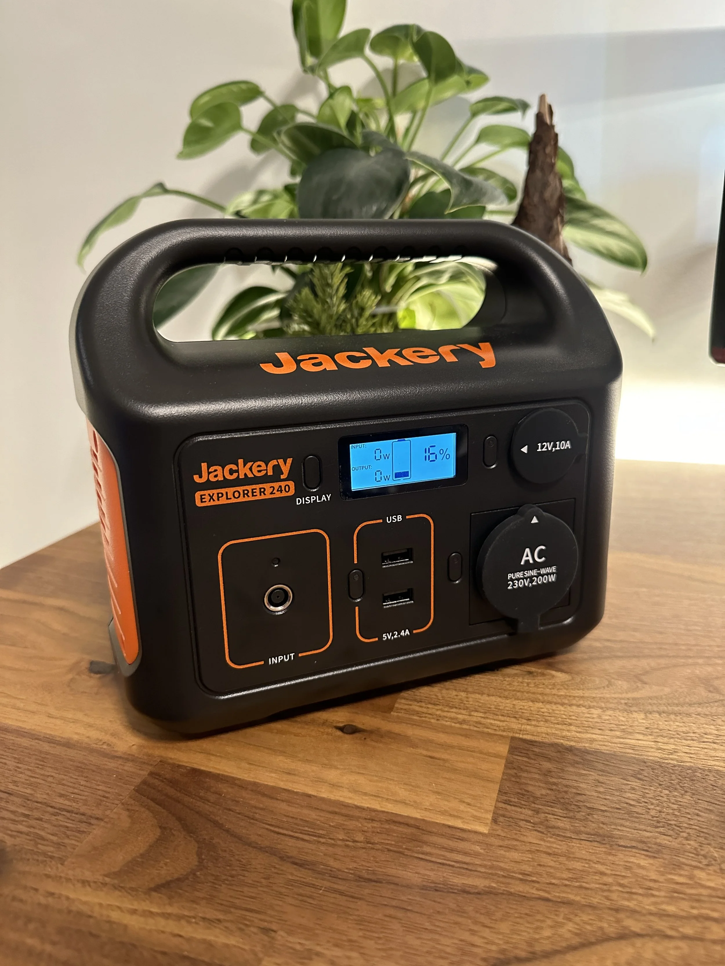 Jackery Explorer 240 powebank med Jackery Solarsaga 80 solcellepanel til bærbar strøm