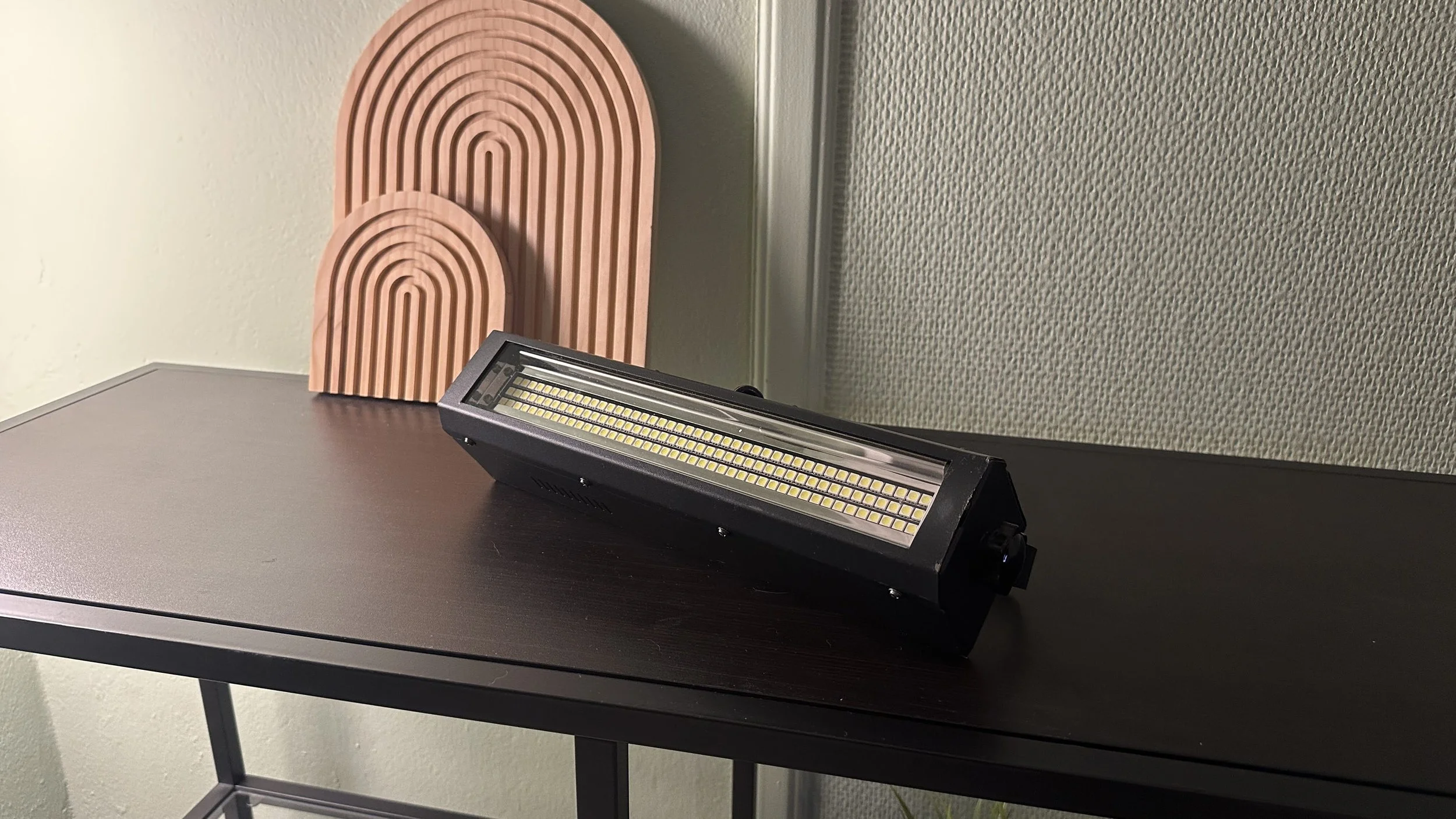 Strobelys med veldig mange instillinger som lyd, lysstyrke, sensitivitet på blinkingen og mer.