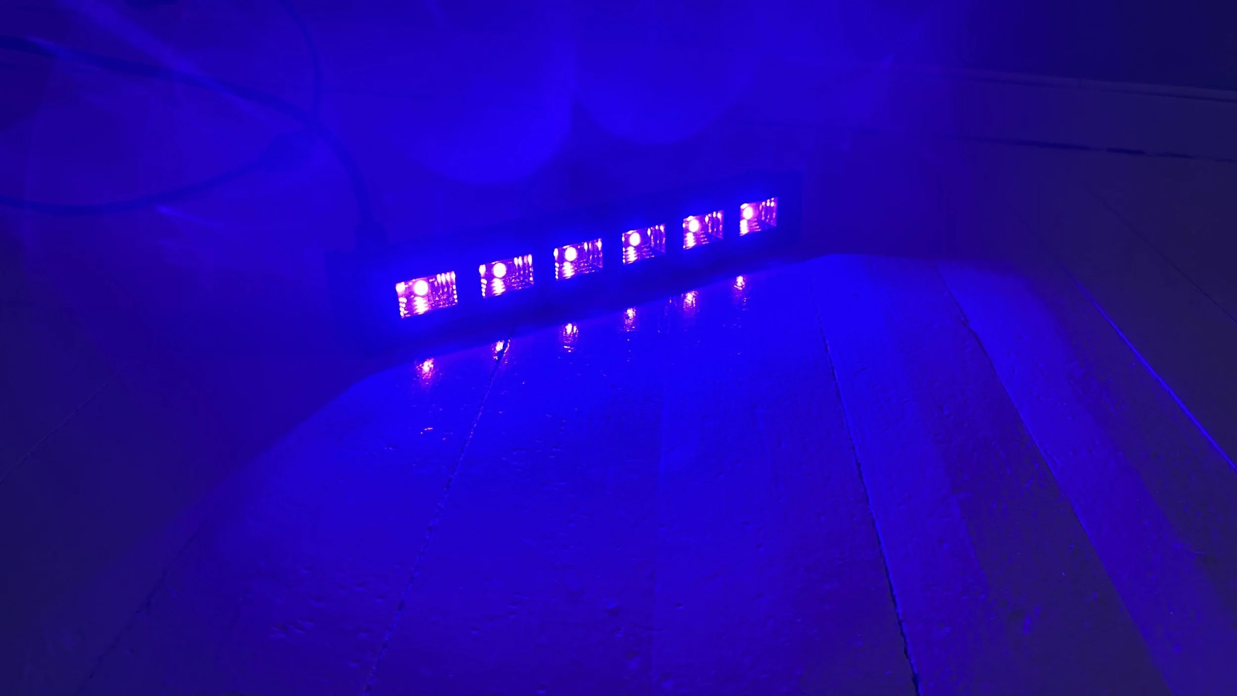 UV-Lys som gjør at Neon farger og Hvitt lyser opp fint