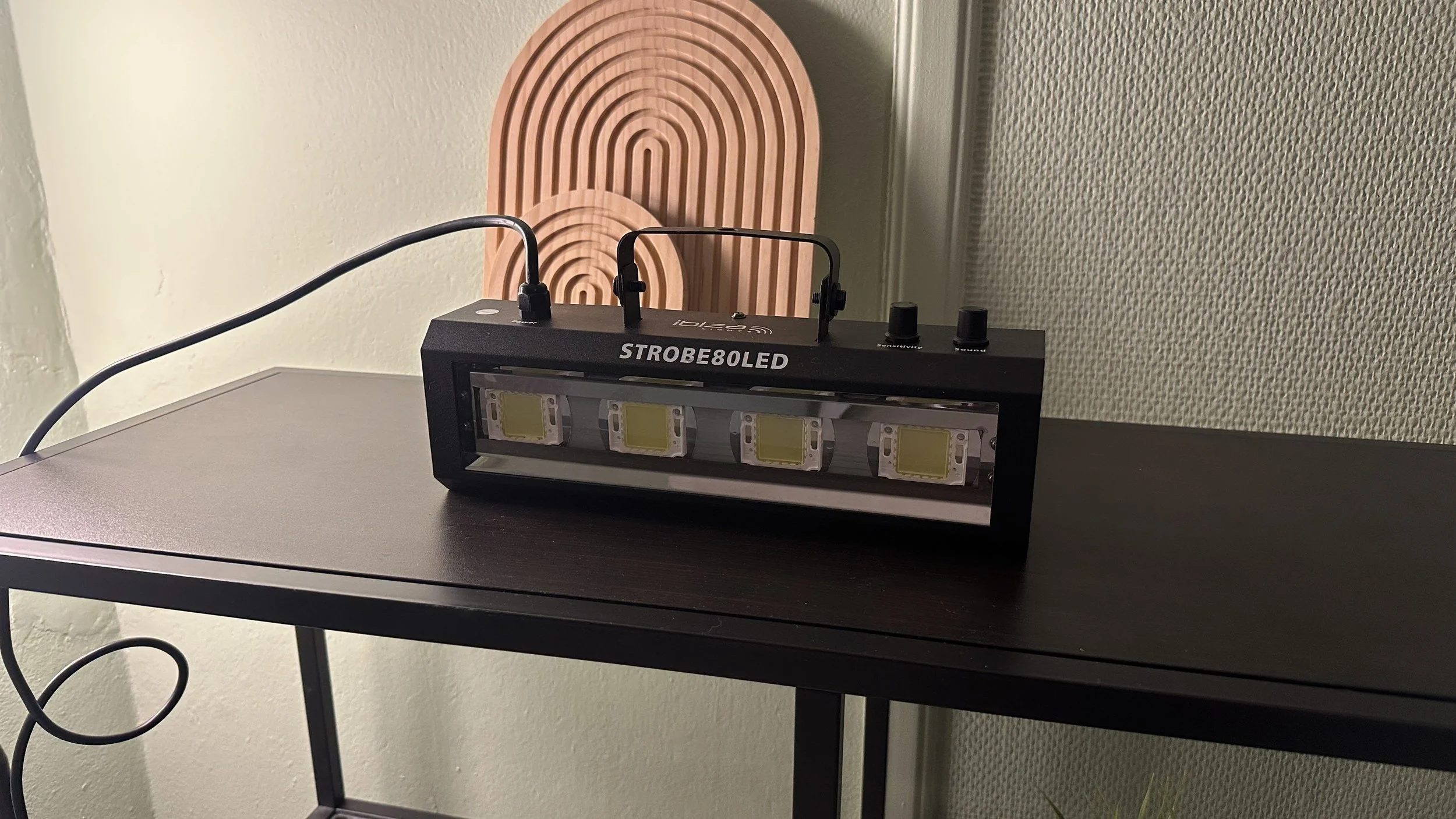 Strobelys med justerbar sensitivitet for lyd og hastighet for blinking