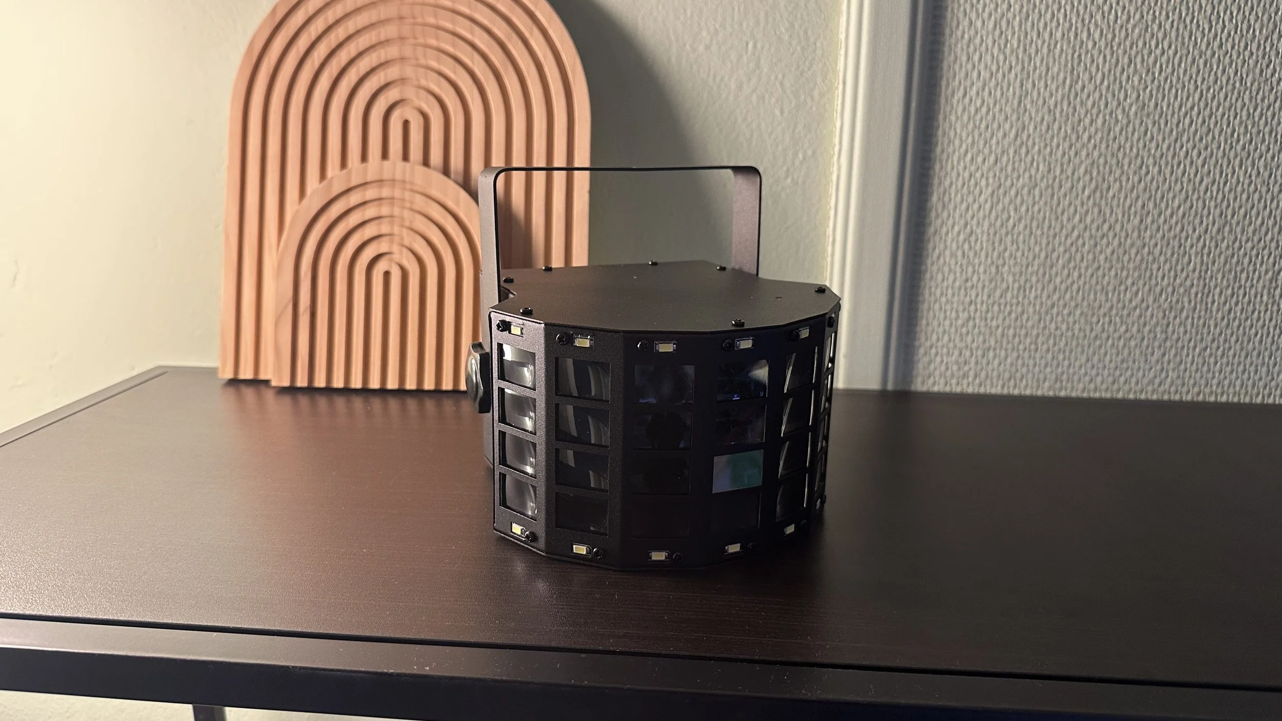 Cluster Derby Mini D-6 som lager fantastisk kule laser lignende effekter med innebygd strobelys