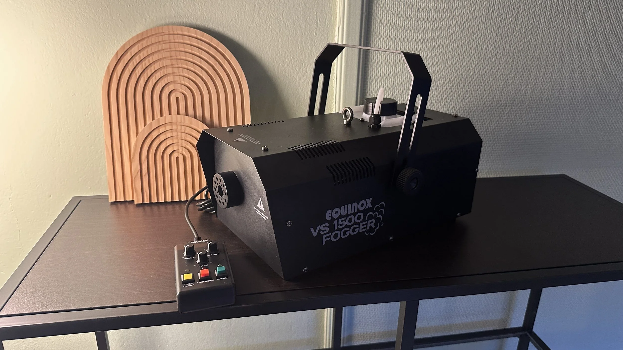 Equinox VS 1500W Røykmaskin til utleie med Chauvet Røykvæske