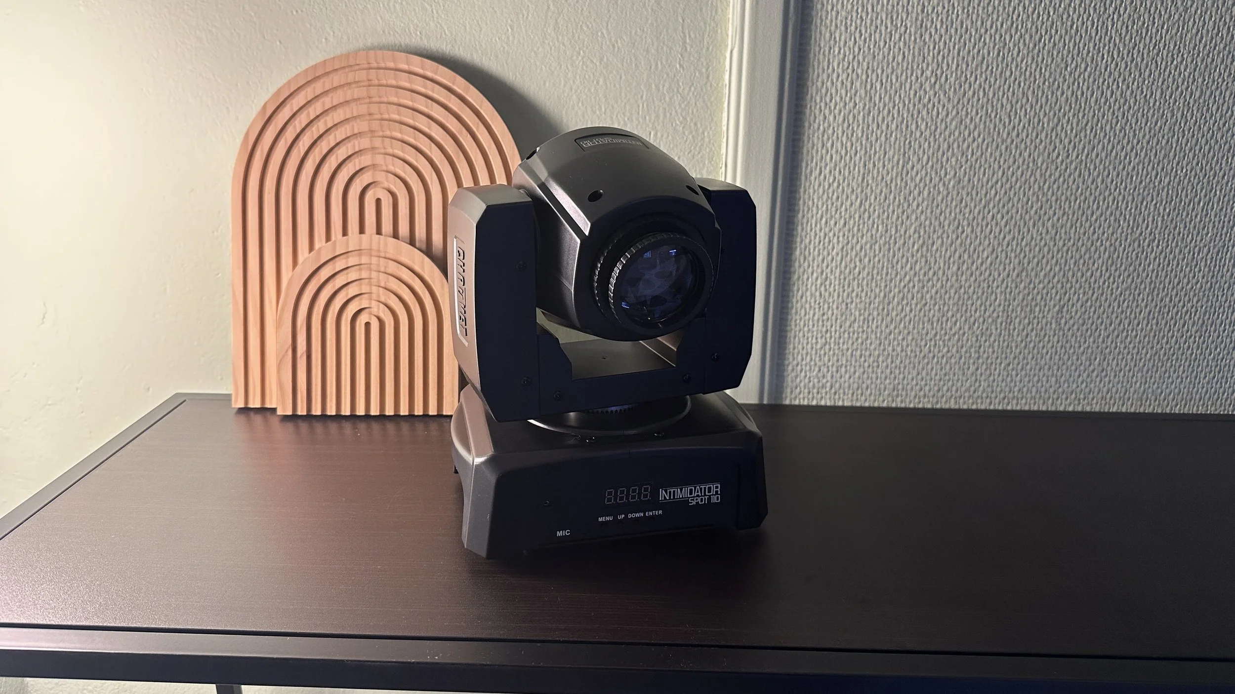 Chauvet DJ Intimidator Spot 110 som er ett movinghead lys. Perfekt til feststemning