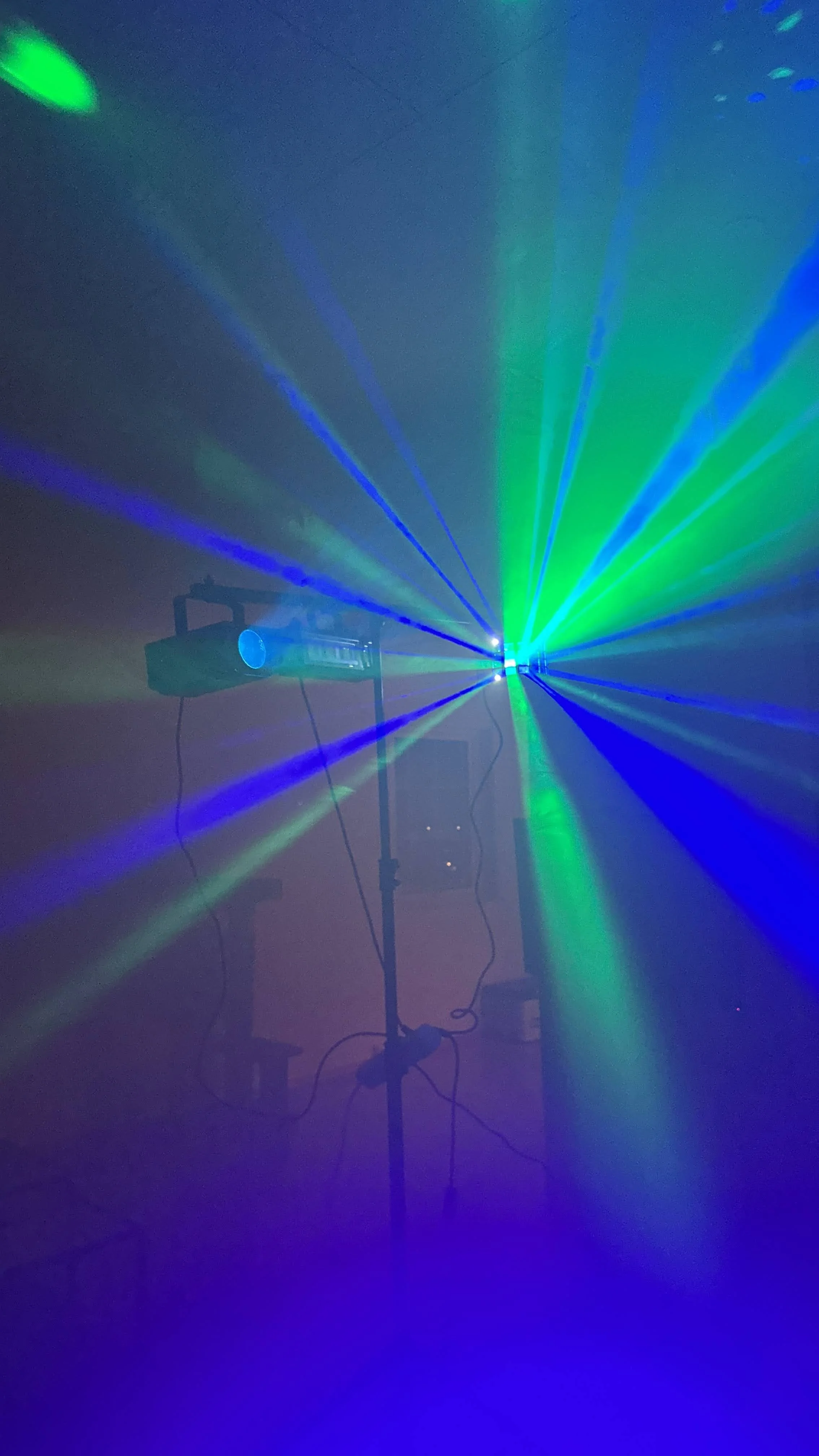 T-Bar lysstativ som skal holde discoball lyskaster, strobelys og derby