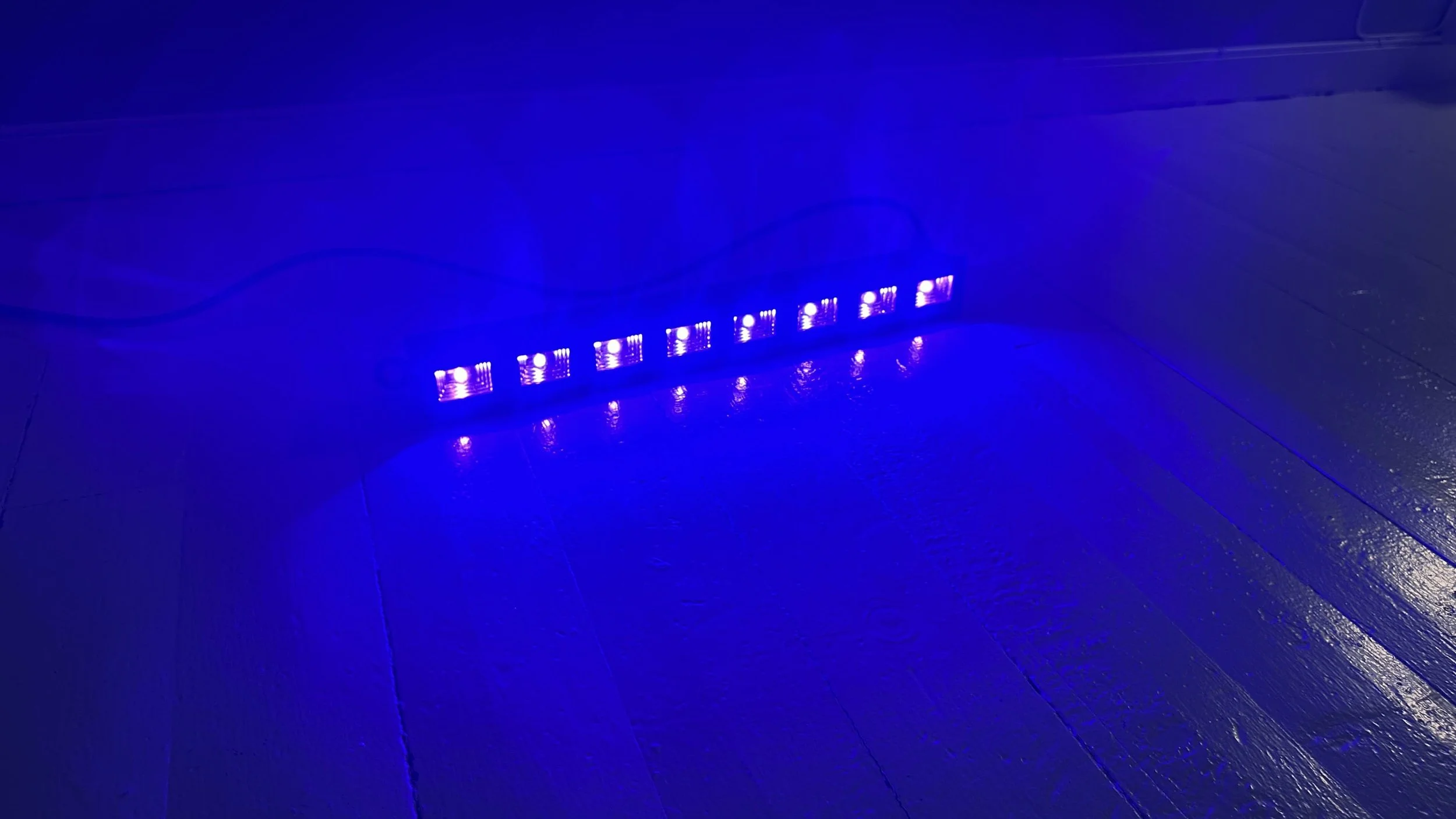 UV-Lys som gjør at Neon farger og Hvitt lyser opp fint