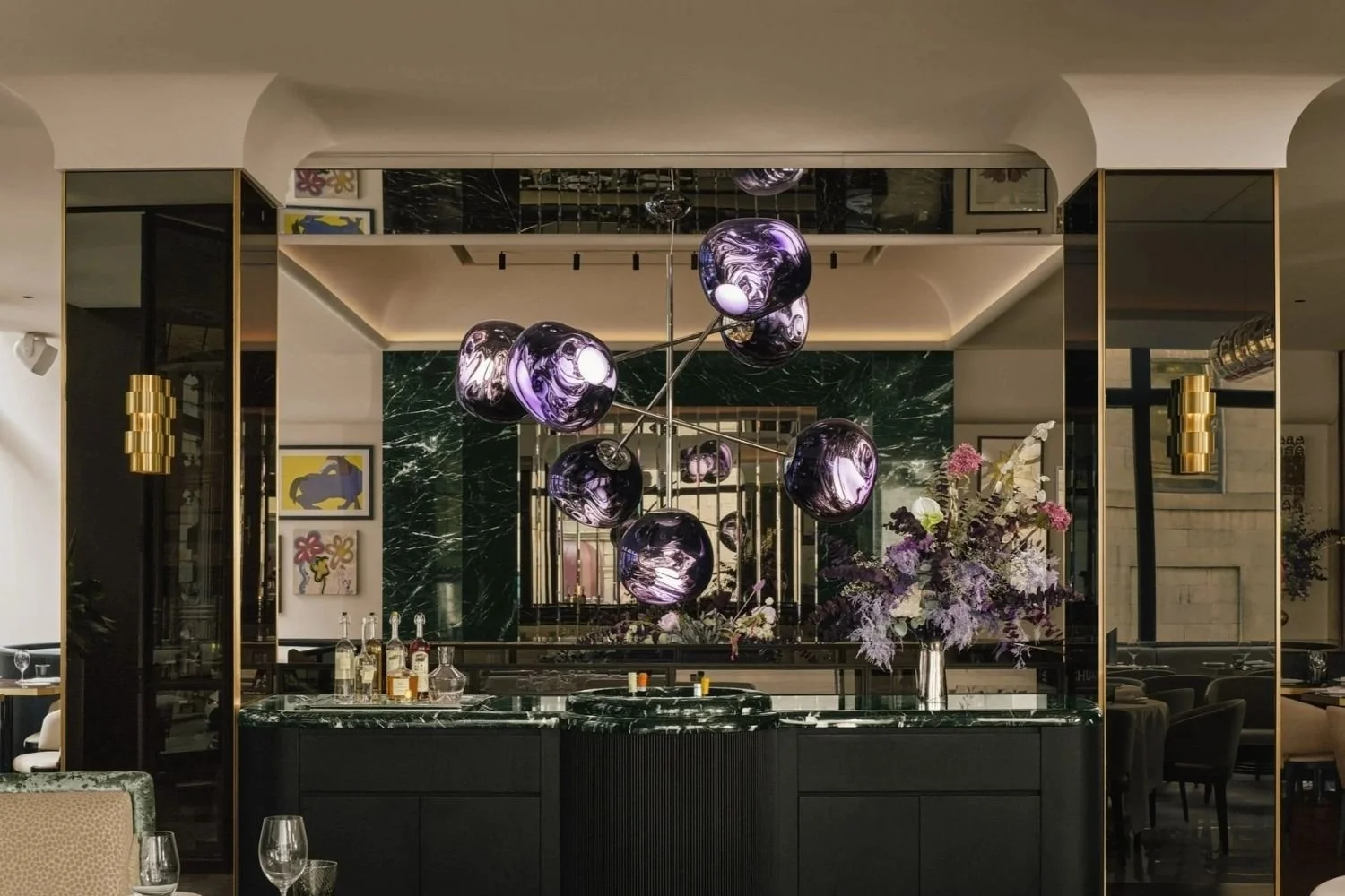 L’espace qui décide de la soirée? Bistro vs Brasserie vs Restaurant — Comparés