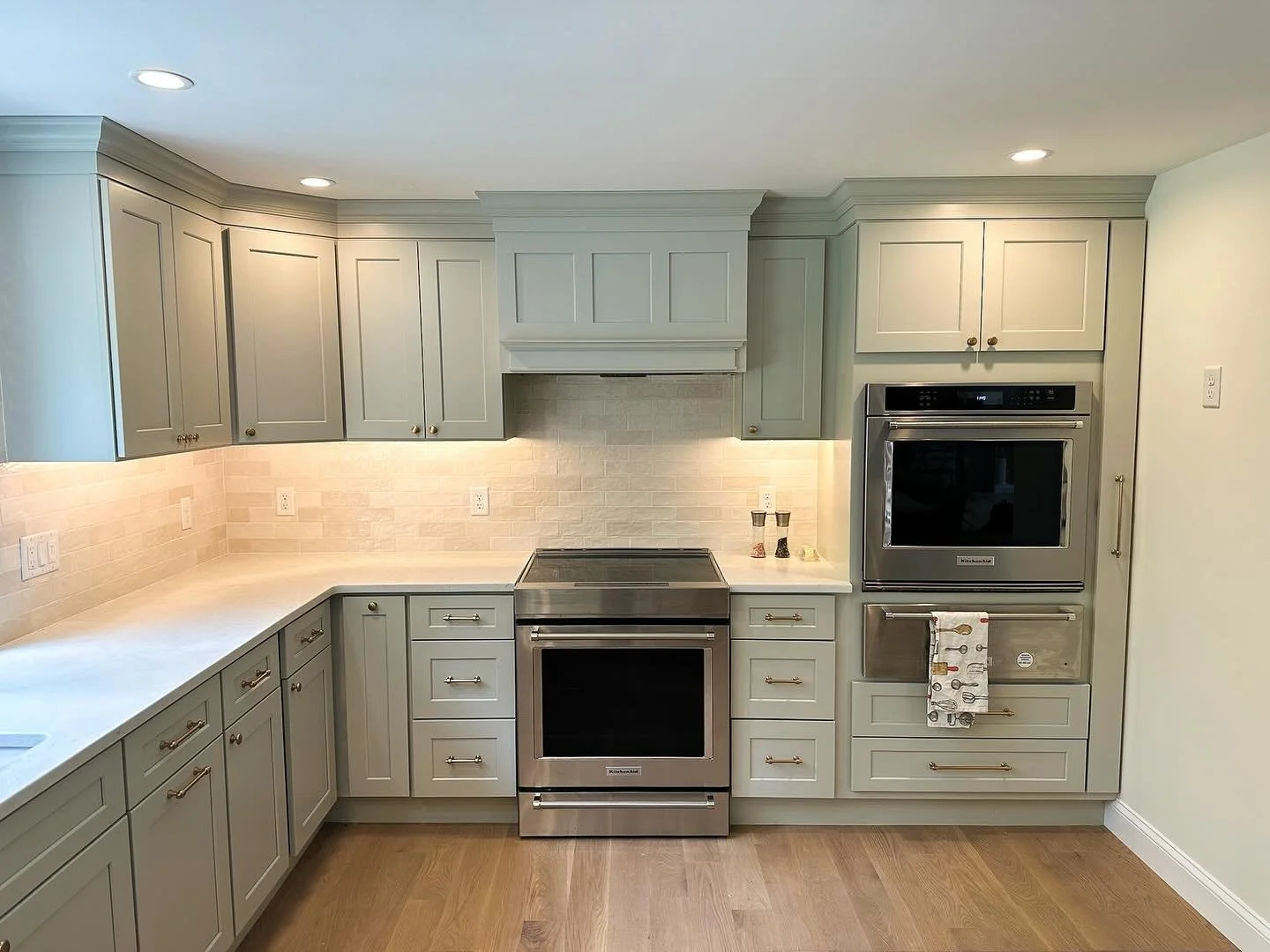 Dreaming of a kitchen upgrade?💭 Here are our Top 5 Remodel Projects where we installed everything from custom pendants to under cabinet lighting! 

#ThrowbackThursday #KitchenRemodel #LightingInspiration