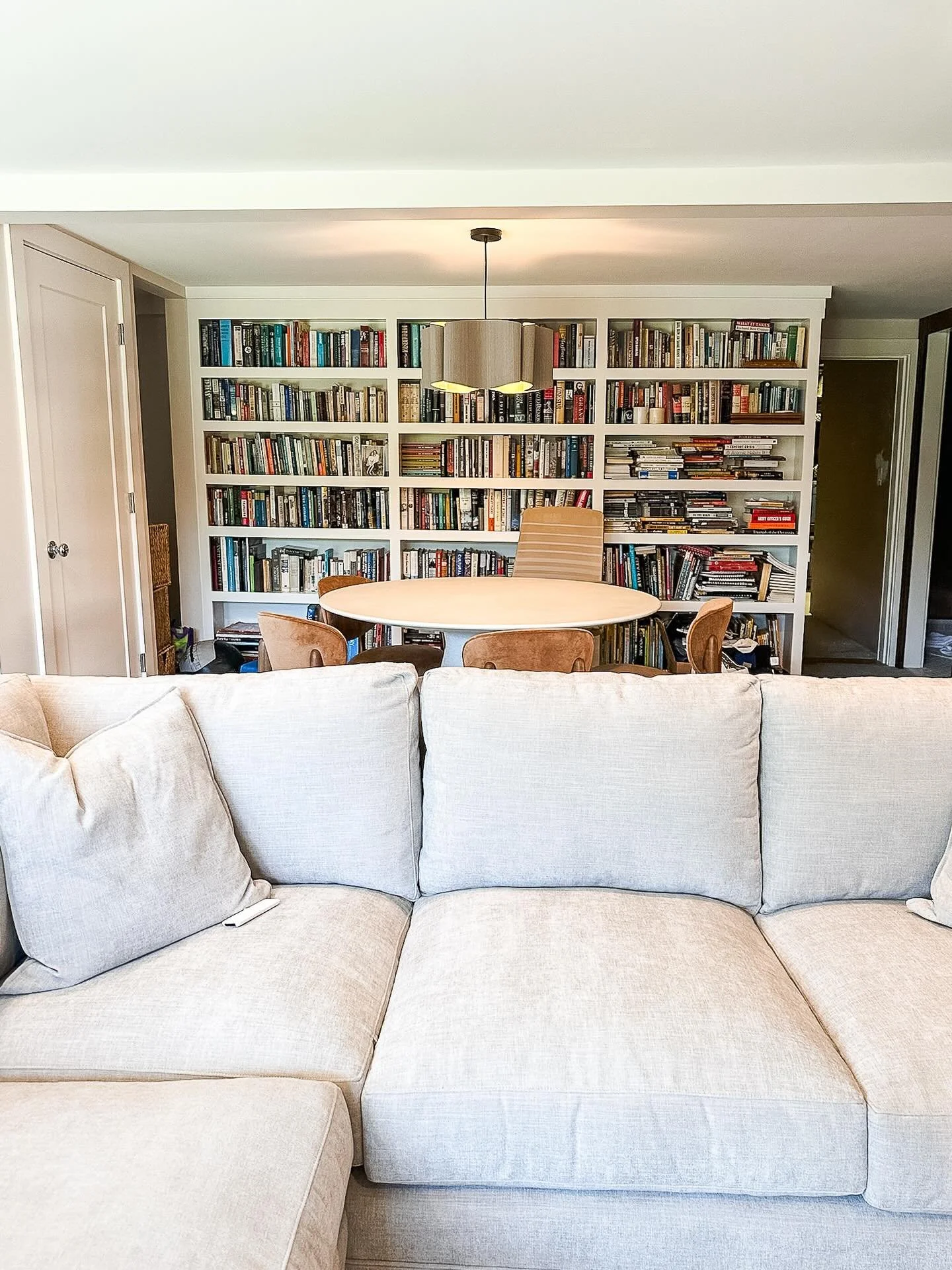 Got an epic reading nook that needs wiring?📲 You know who to call.

#electricalservices #readingnook #pendantlights