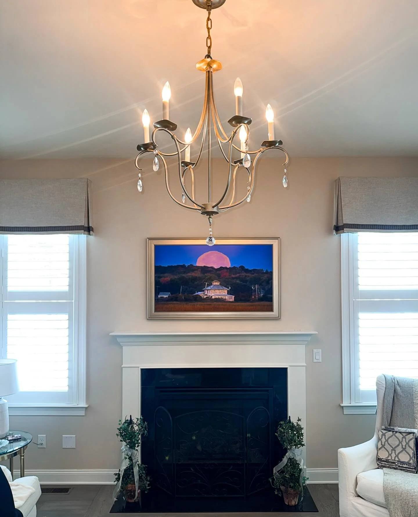 We handle installs big and small, like this recent Samsung tv that disguises itself as a picture frame.🧐

#TVinstall #electricalwork #electriciansofinstagram