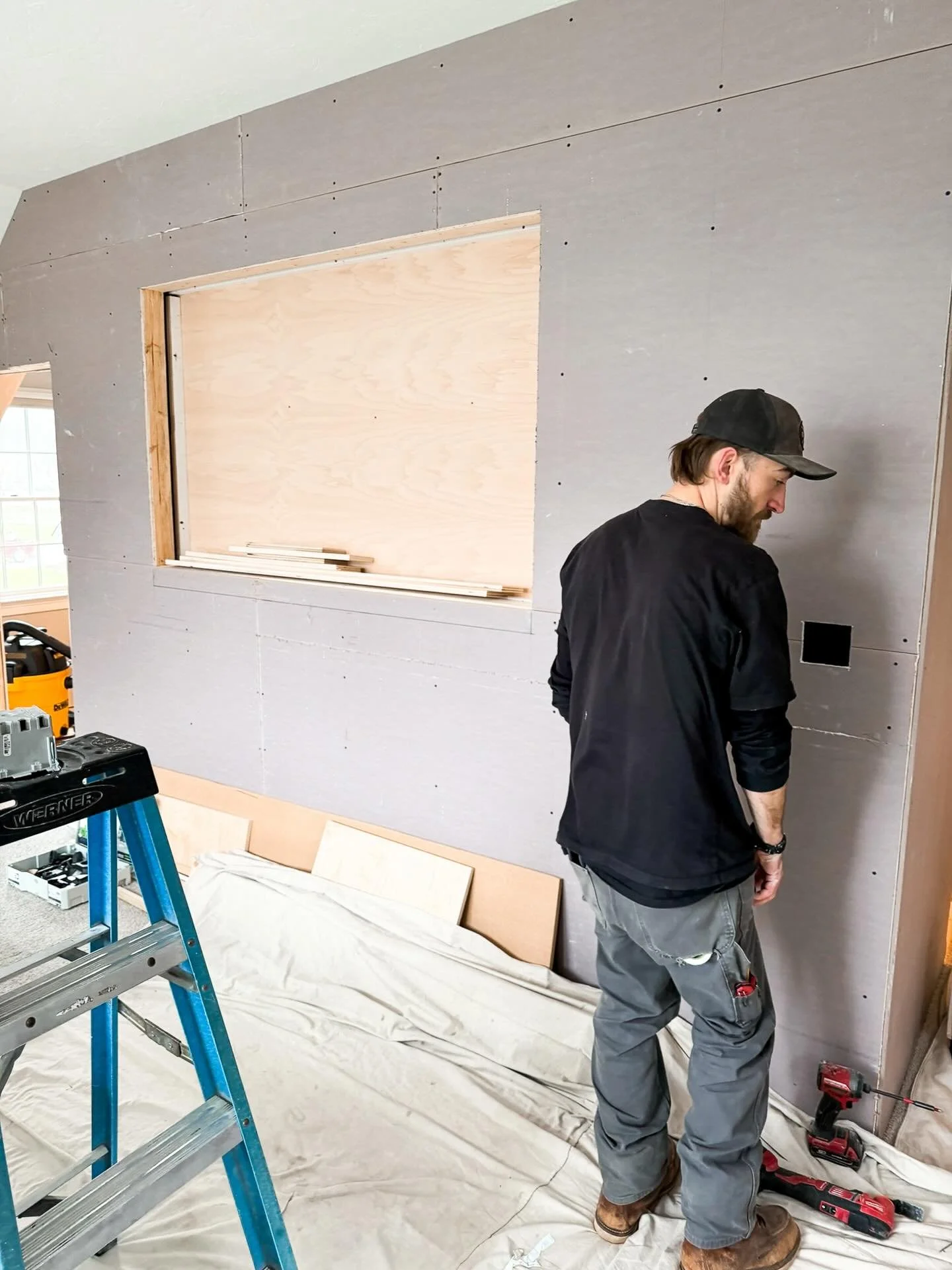 Behind the scenes of this bedroom &amp; closet renovation with @customhousellc in Duxbury, MA