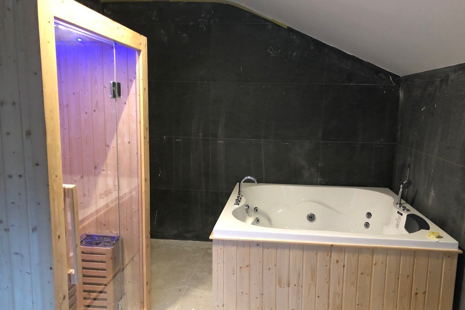 Jacuzzi - Behari Doors - Kosovë