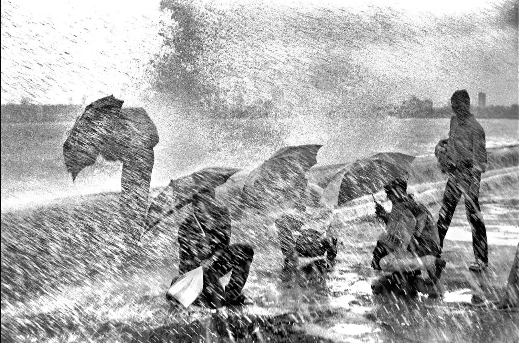 @Ian Berry India, Bombay. Piovono le prime piogge monsoniche. Dalla mostra “Water” al Visa pour l’image di Perpignan.