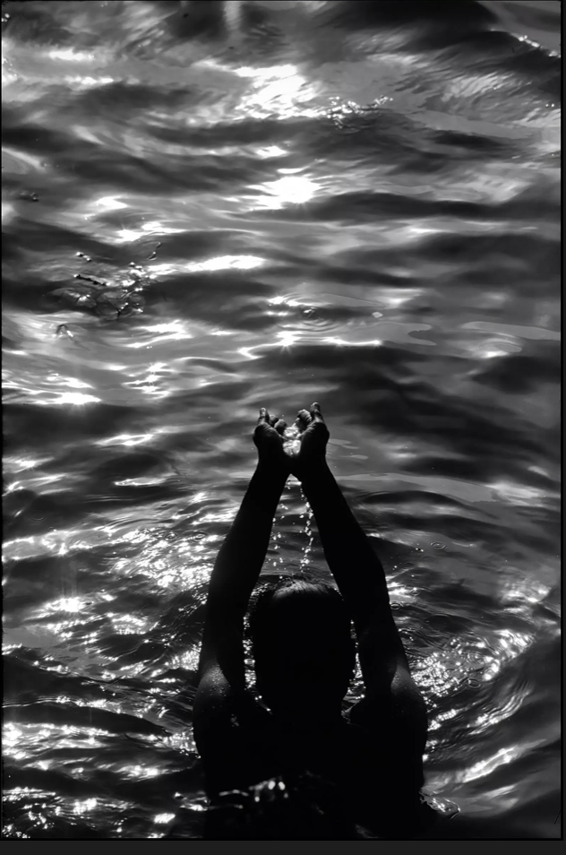 @Ian Berry India, Uttar Pradesh, Varanasi. All'alba i devoti indù si recano al sacro fiume Gange per le abluzioni rituali e la preghiera. Dalla mostra “Water” al Visa pour l’image di Perpignan.