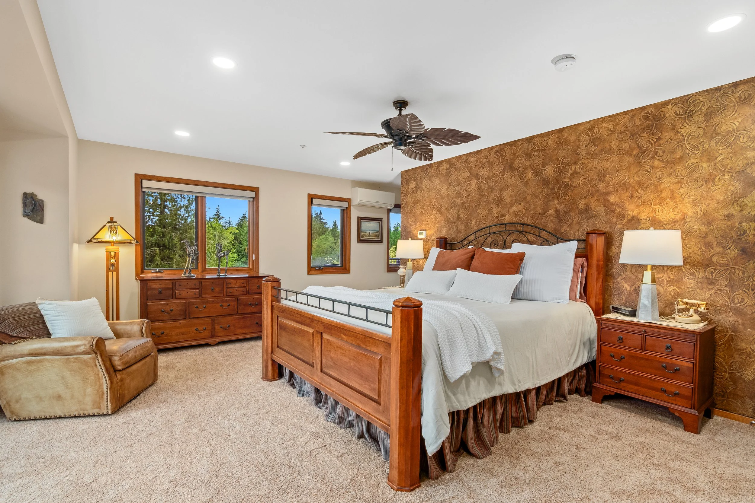 001 - Primary Bedroom (1).jpg