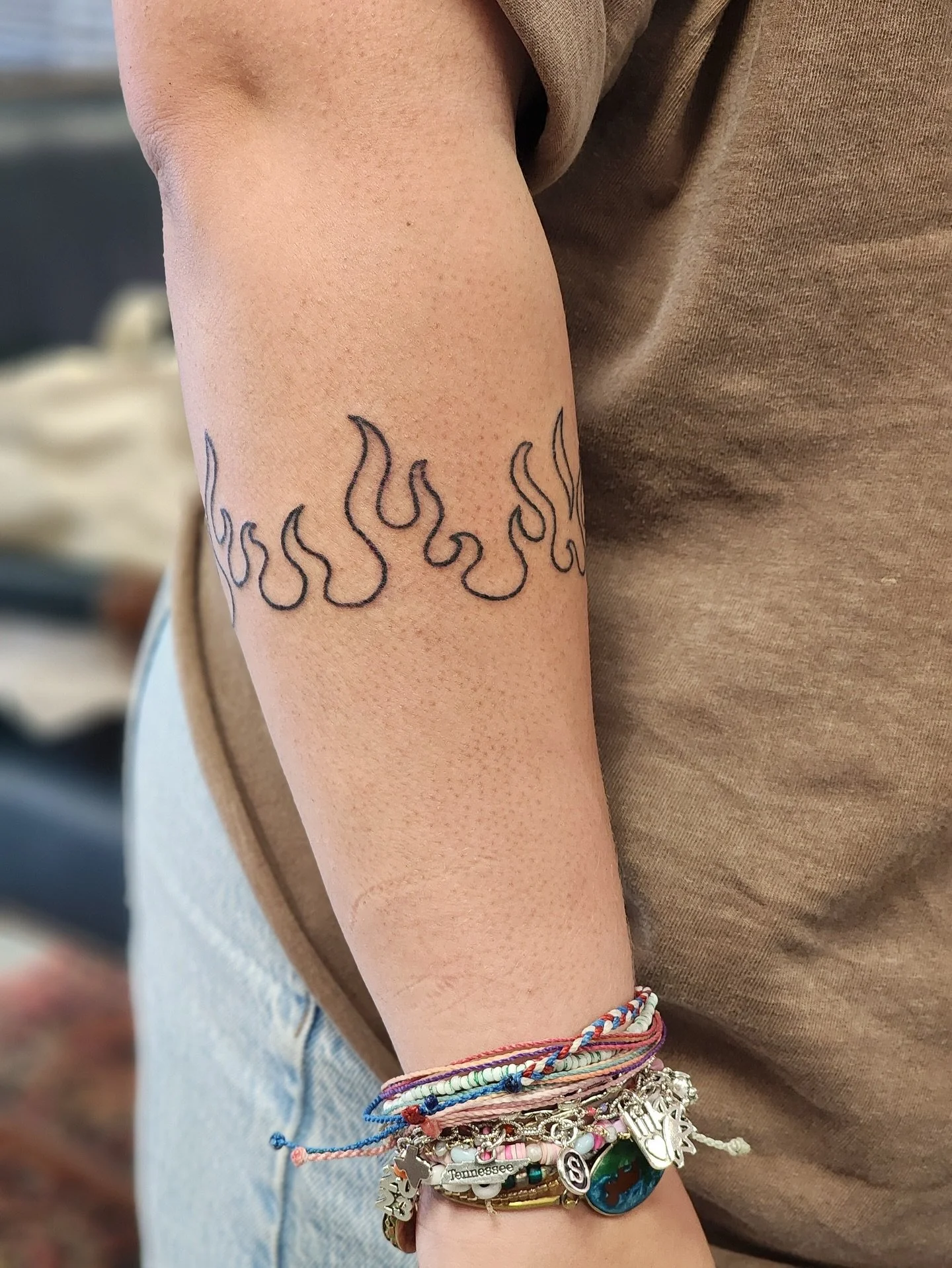 A flame band designed and tattooed by Ramiah.

Shoot us a DM to book your next appointment, or just drop by the studio to talk to us about it. We&rsquo;re open Wednesday through Saturday from 1pm-9pm.

#handpoke #illustration #flametattoo #flameband 