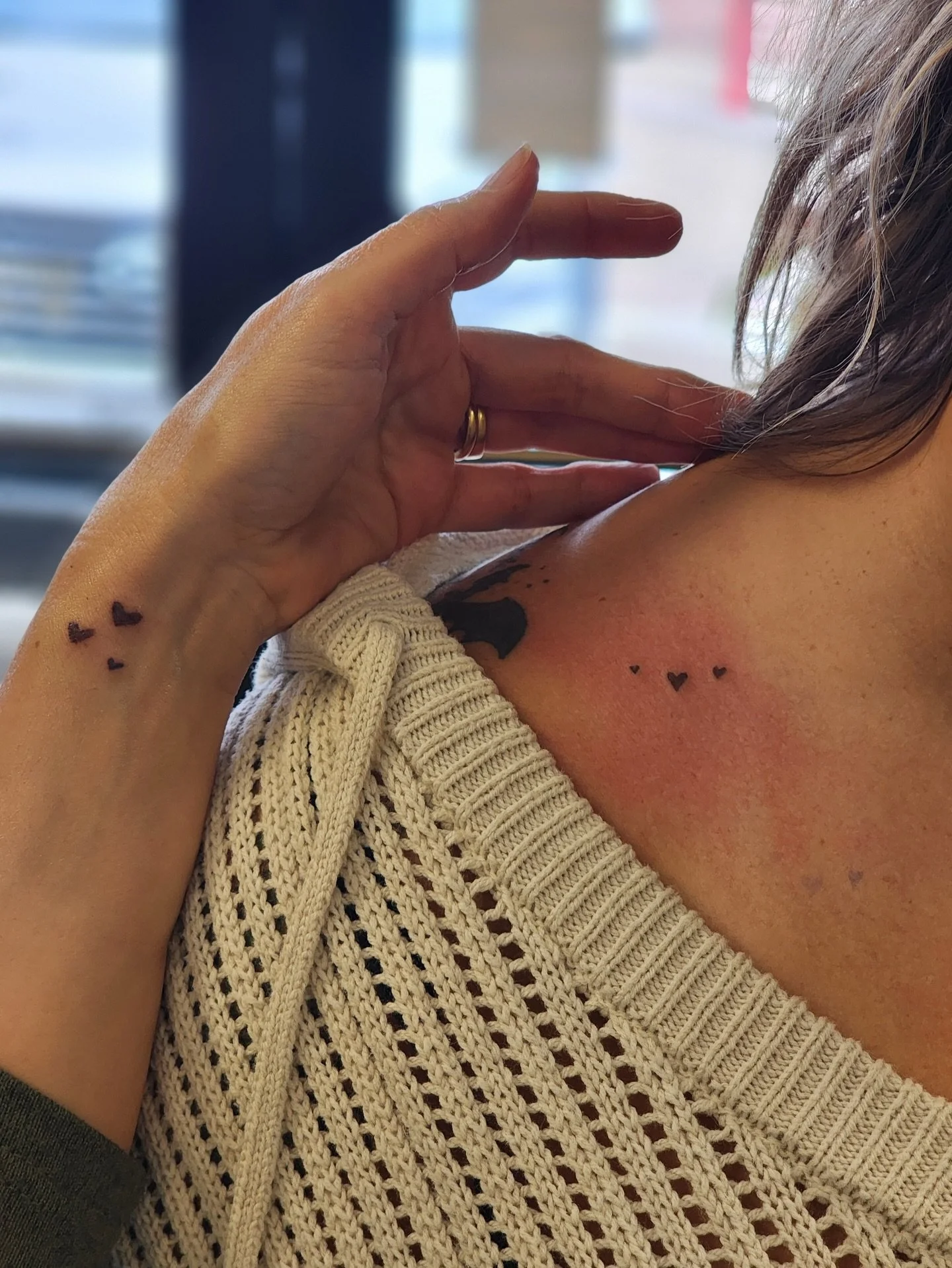 Tiny hearts tattooed by Ramiah!

We accept walk-ins at the studio anytime, and would love to add to your tiny tattoo collection. You can also shoot us a DM if you prefer to get on the books with a specific artist!

#handpoke #womenowned #tinytattoo #