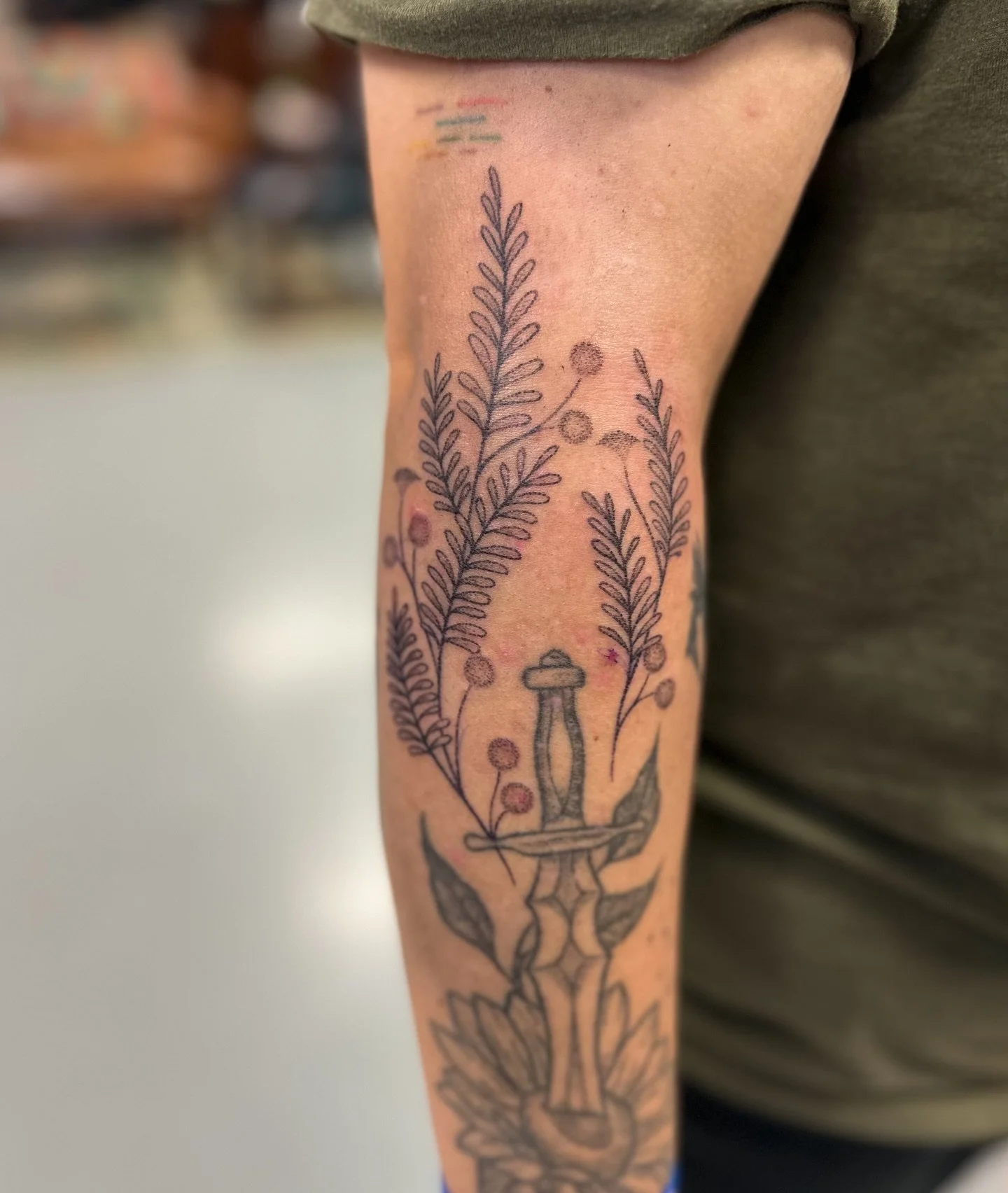 Mimosa branches for Kaylee, designed and tattooed by Katie.

Katie enjoys using organic and nature elements to flow from one part of the body to another, or to fill gaps between tattoos. Shoot us a DM to get on the books for your next nature design o