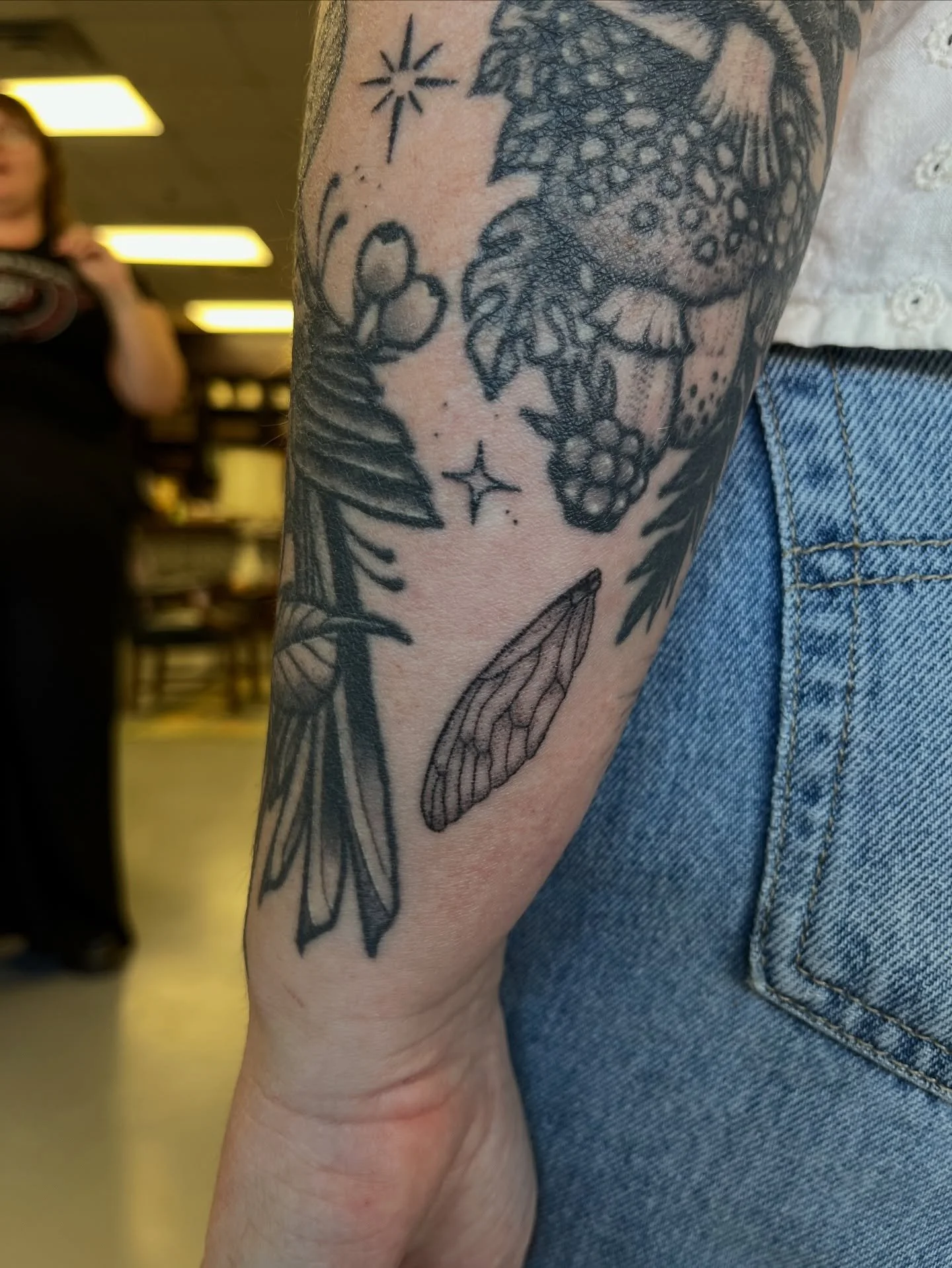 A little cicada wing by Vanessa for Seslea. Little designs like this make great gap filler, or additions to a tiny tattoo sticker sleeve.

Vanessa is available for clients, and would love to get you in for a new design. Shoot us a DM to get on her bo