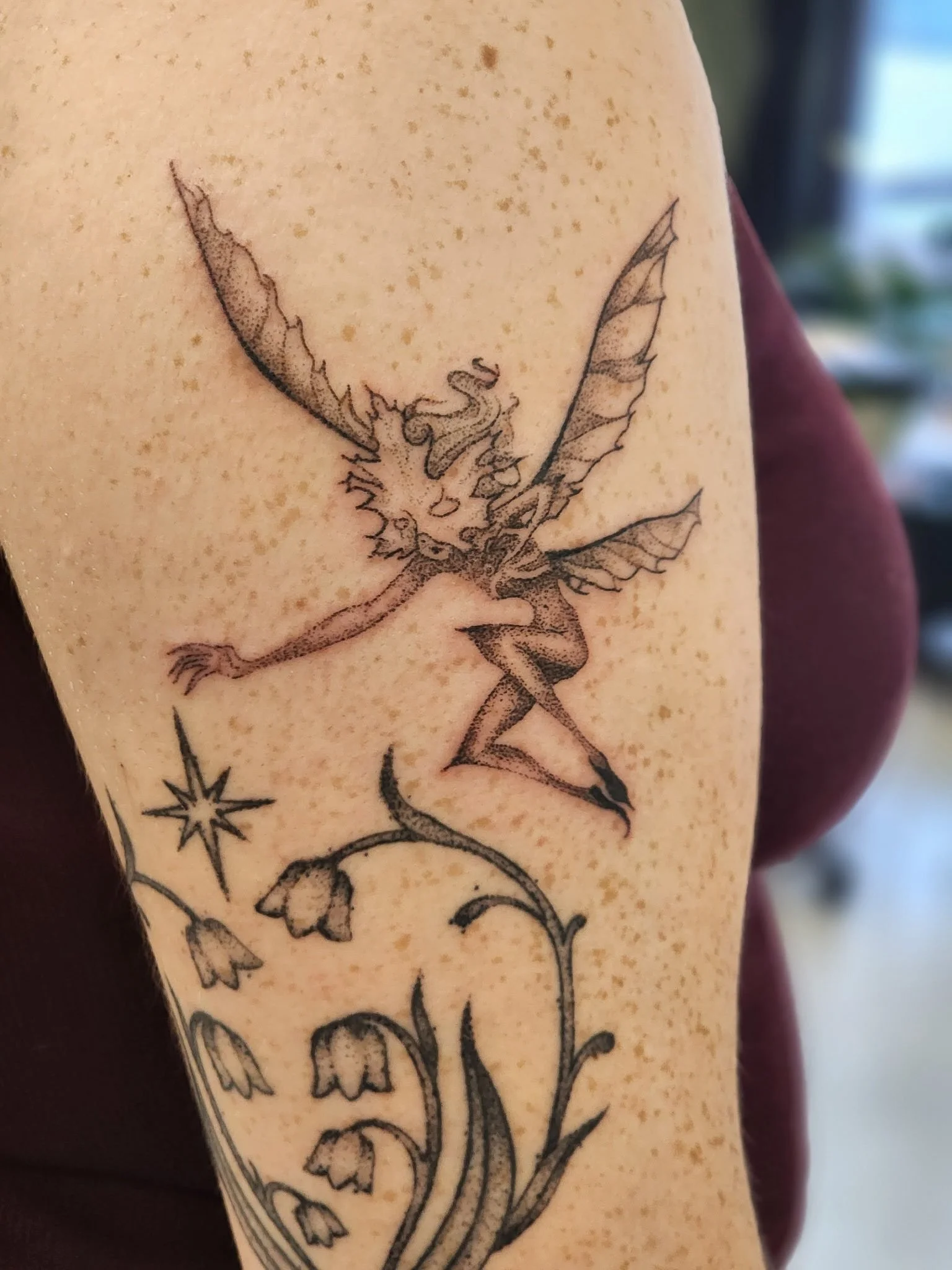A little fairy creature designed and tattooed by Ramiah for Katheryne. This mischievous little creature was created to fit with a previously existing piece on her body, and it matches the vibes SO well.

Shoot us a DM to get on Ramiah&rsquo;s books, 