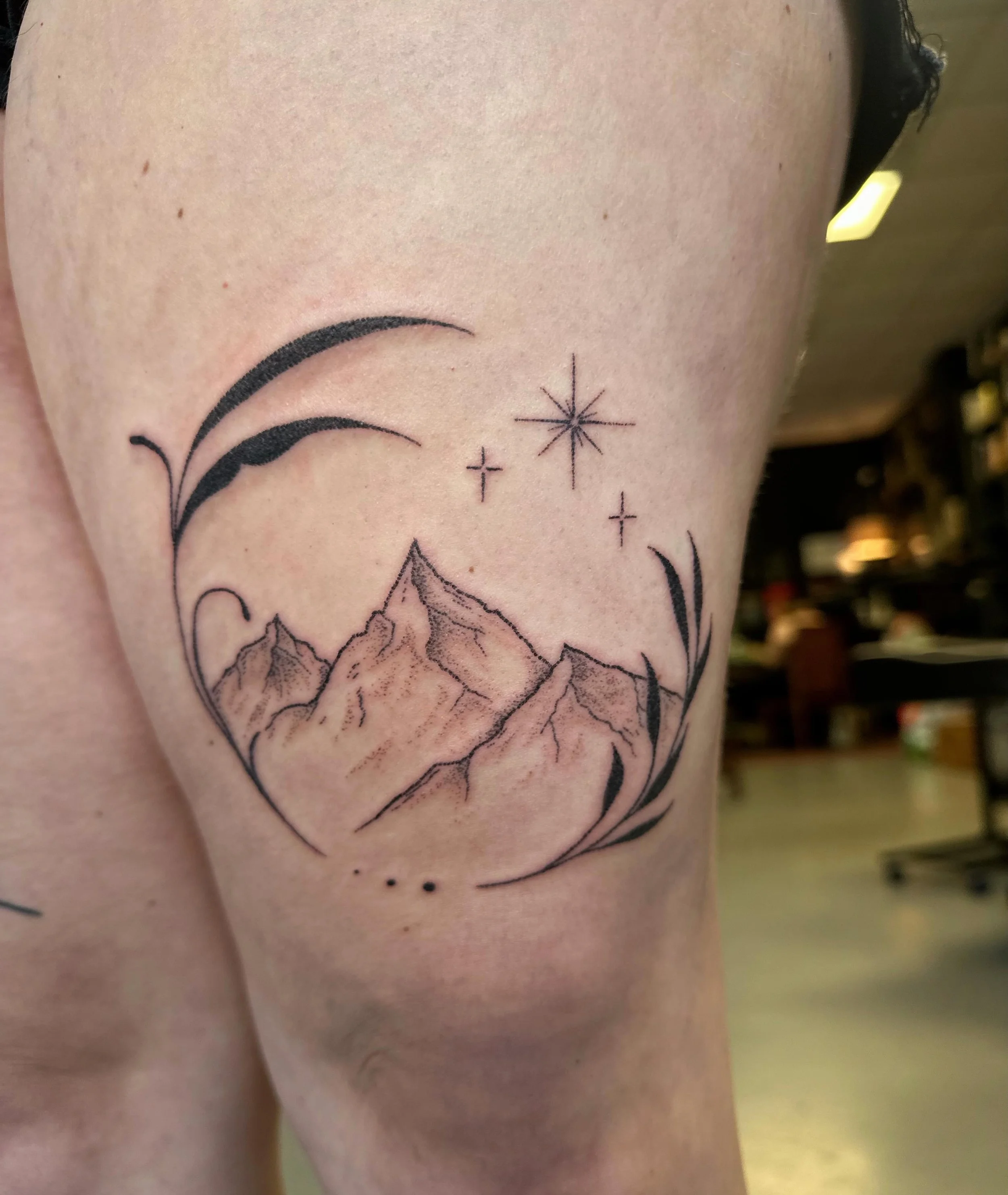 Our lovely @tinytattooist is notorious for designing not-so-tiny tattoos. She&rsquo;s also notorious for being a HUGE book nerd so it&rsquo;s no surprise that this Velaris-inspired piece (cue Acotar fans) is now a beautiful focal point on Savannah&rs