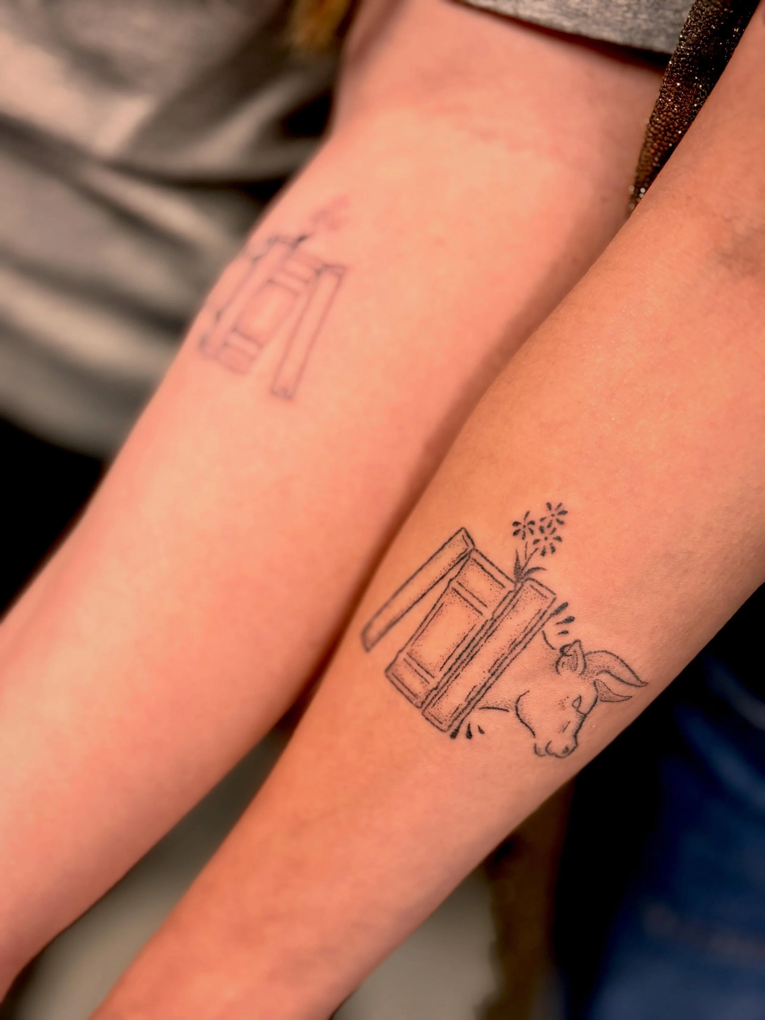 The perfect bookends for these sisters were designed (and one tattooed) by our lovely @vink.tatts! Like the rest of us, Vanessa is also a massive book nerd with interests ranging from anything by Stephen King to everyone&rsquo;s newest obsession: Dun