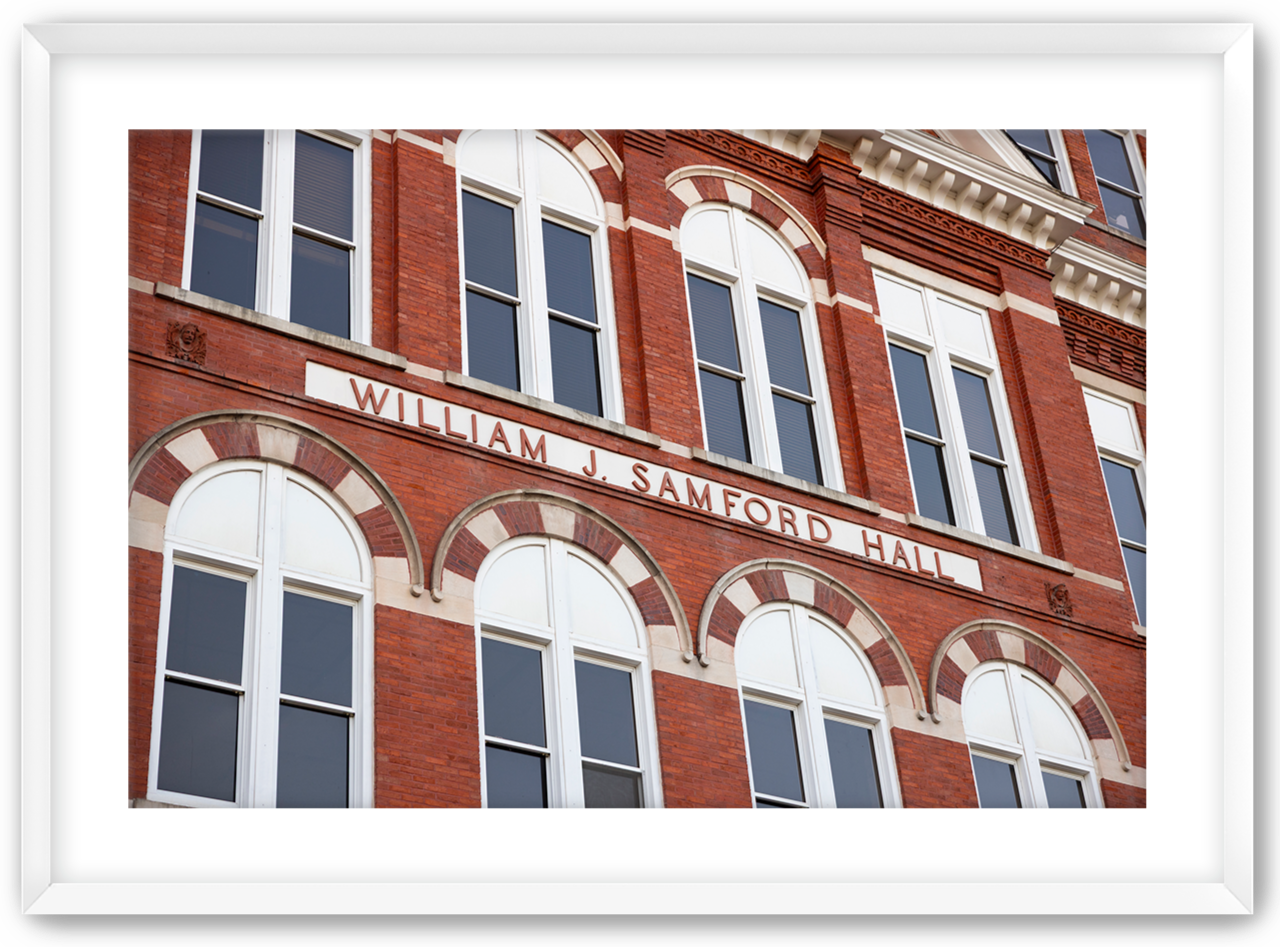 Close up photo of Samford Hall at Auburn University