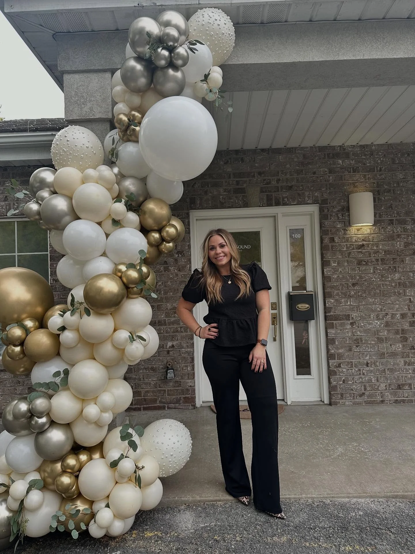 Hi, I&rsquo;m Lindsey 🌿 the heart &amp; hands behind Sage + Sound Healing Co. 

Also know as @theholisticintuitive 

I created this sanctuary with one dream in mind: to give you a safe place where you can breathe deeper, slow down, and reconnect wit