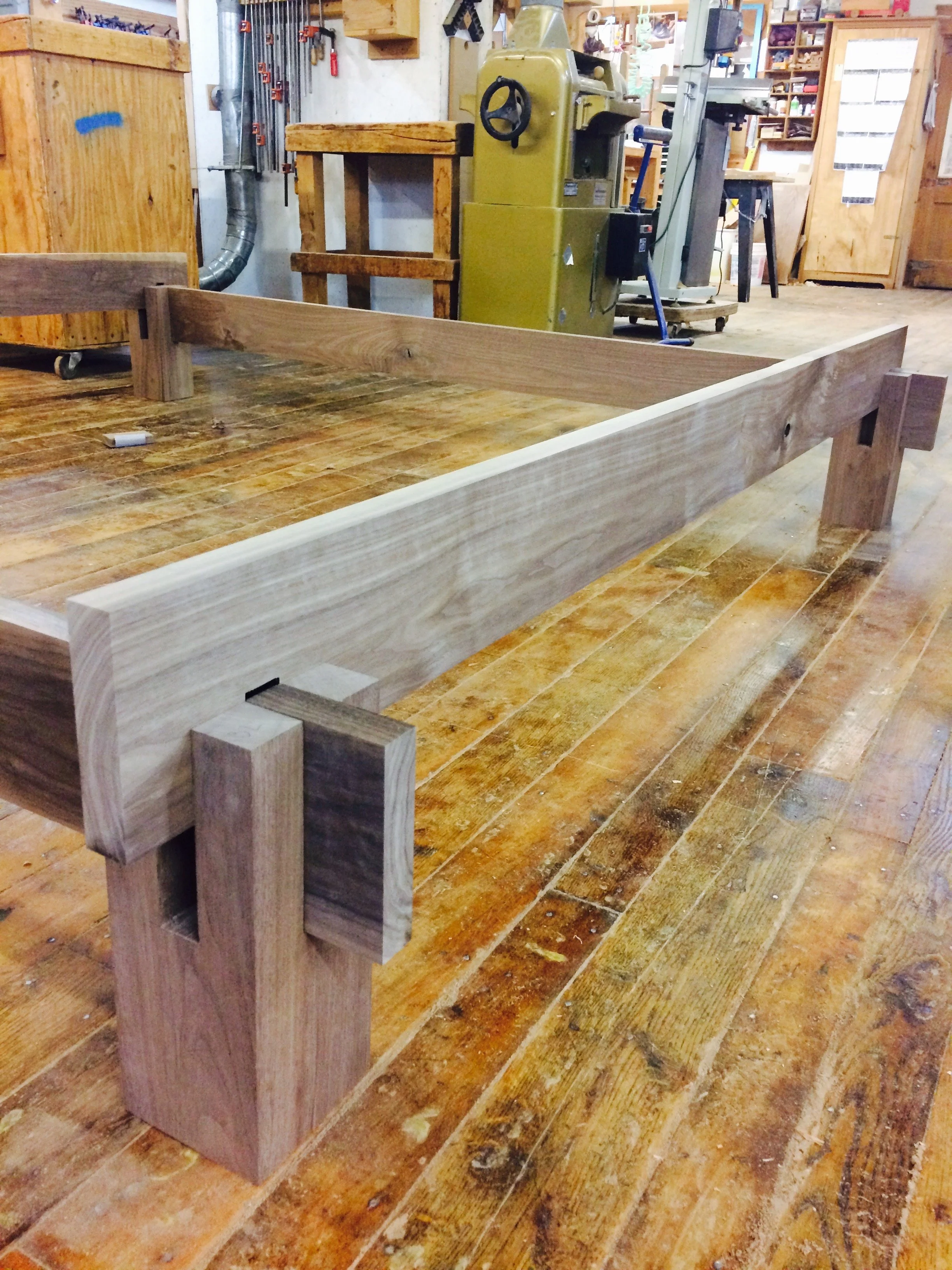 castle joint king bed