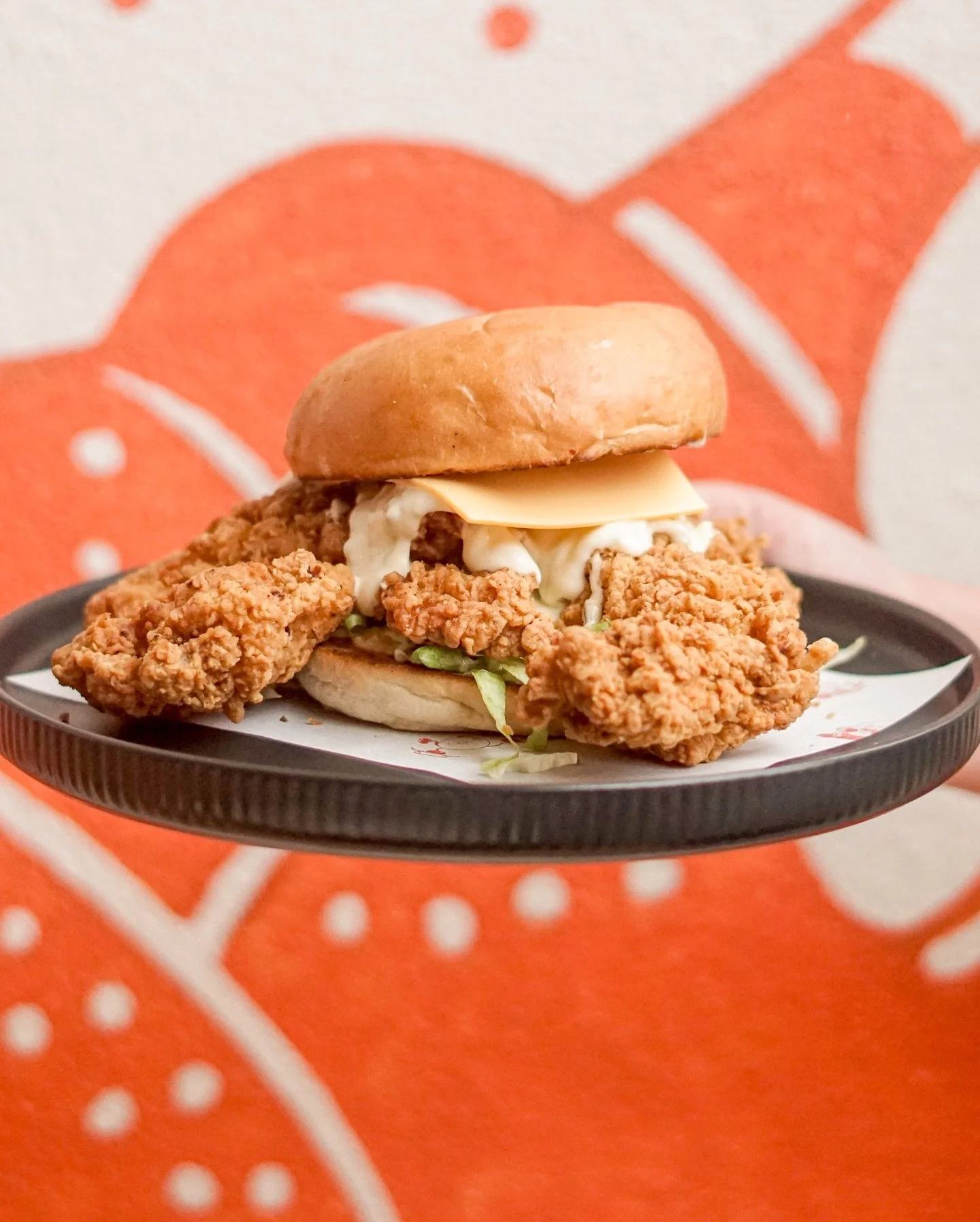 Don&rsquo;t you just love when you finally get served the Chicken Joe? 🧡 Don&rsquo;t wait til the weekend to get this crowd-fave!

We&rsquo;re open 7 days &mdash; get yours any day this week from 7am-2pm ✨

#georgesdeli #chickenjoe #chickenburger #k