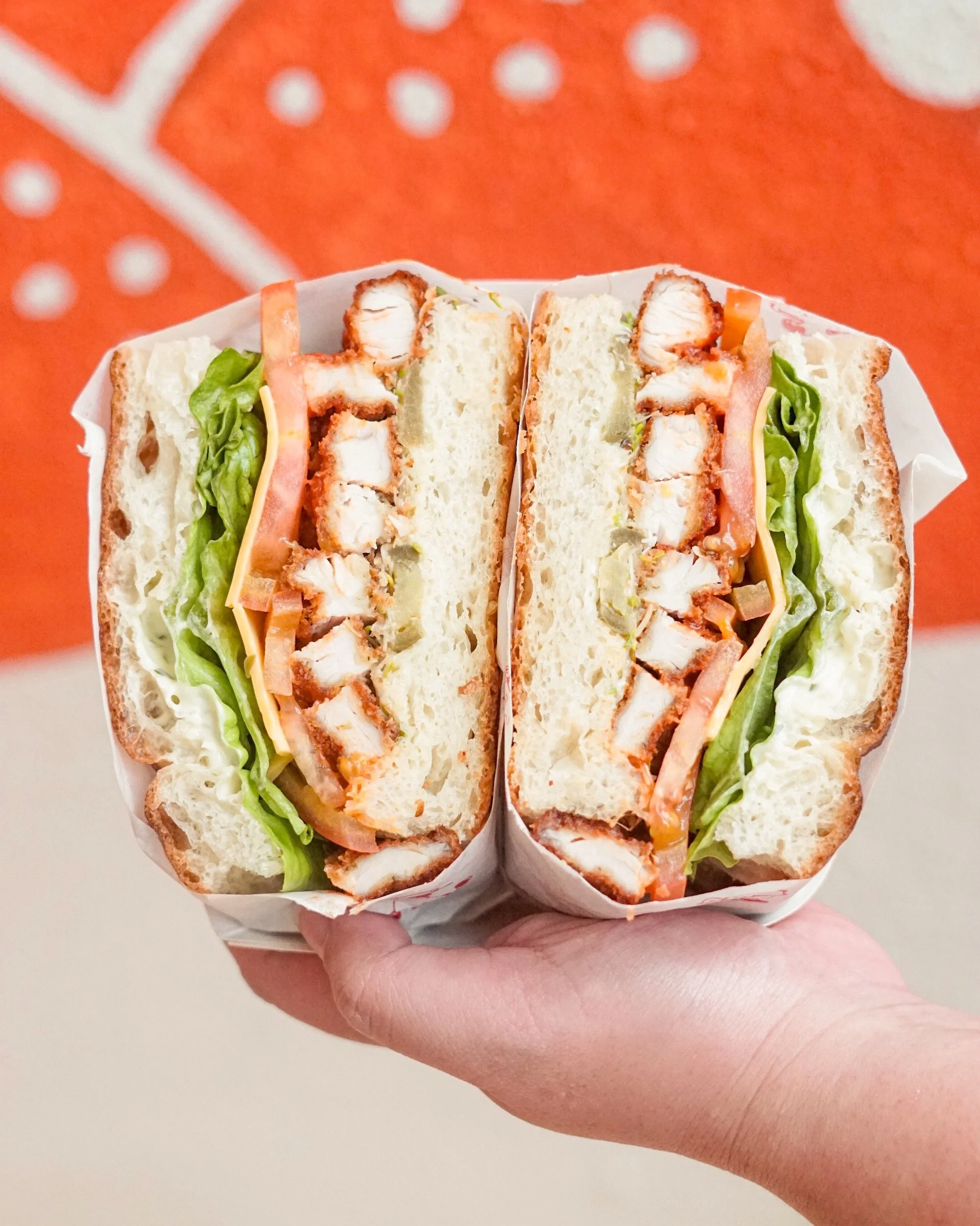 Lunch by the beach, a good sanga in hand, and nowhere else to be for a while 🧡

Drop by Georges Deli now at Marine Parade, Kingscliff📍

#georgesdeli #sandwich #kingscliff #foodie #deli