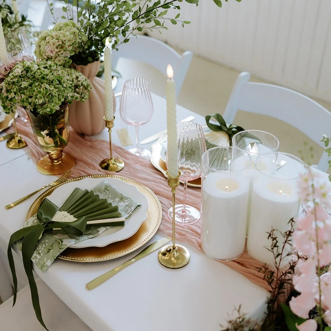 It&rsquo;s all in the details ✨
Creating your dream table scape for your special day is our specialty....where every place setting, texture and detail comes together to tell your story.
Let me bring your vision to life 🤍

Venue @sol.gardens 
Photogr
