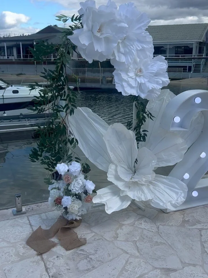 Reminiscing on St Hilda&rsquo;s Formal 2025&hellip; not long until Formals for 2026 start! Loved creating this backdrop for all the girls &amp; their formal dates 🤍

#eventplanner #goldcoastbusiness #eventsgoldcoast #goldcoaststylist #sthildasgoldco