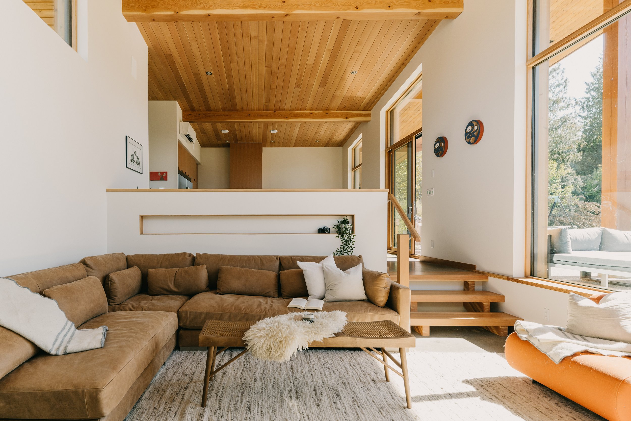 turtle-hill-residence-revelstoke-bc-interior-lounge-01.jpg
