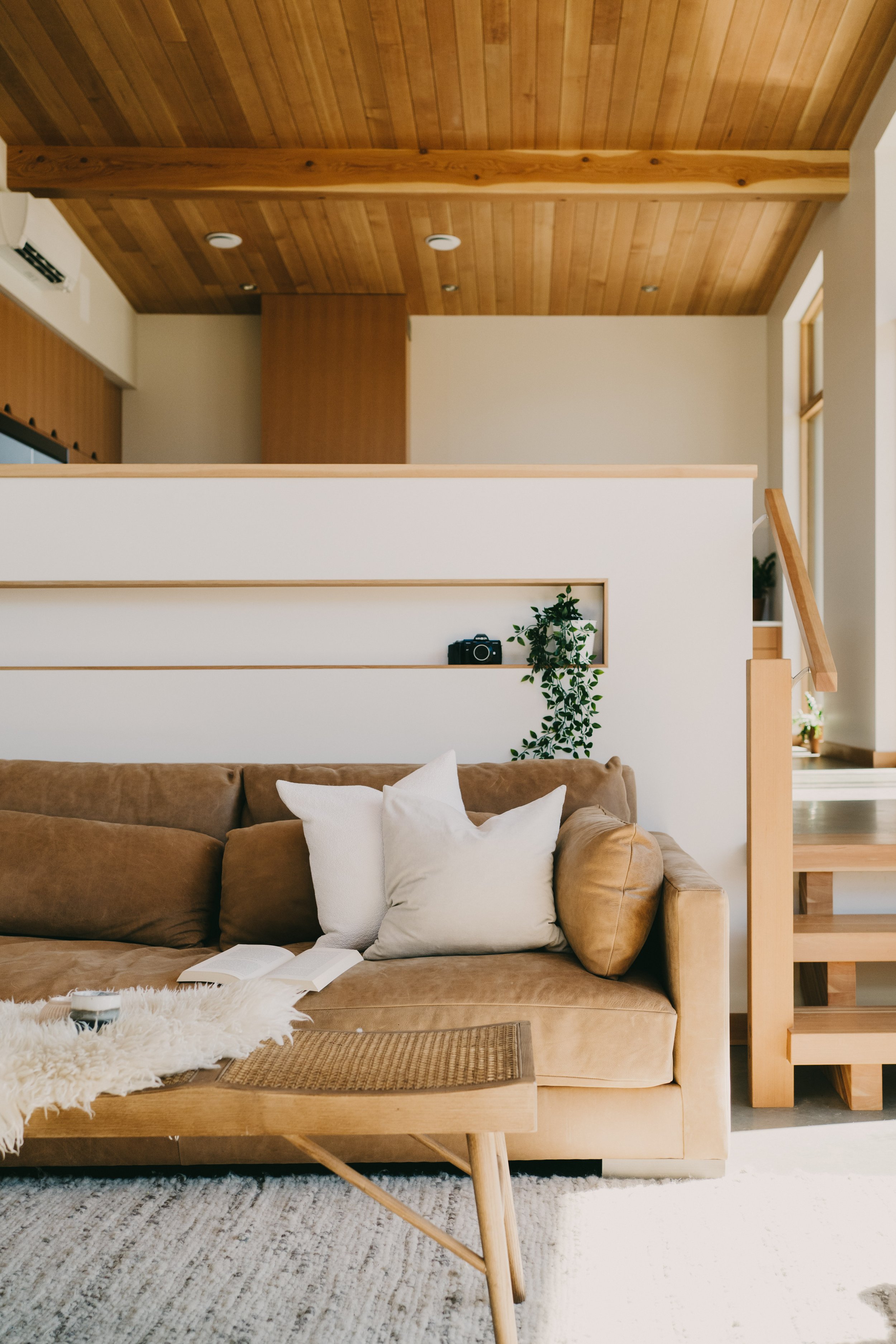 turtle-hill-residence-revelstoke-bc-interior-lounge-02.jpg