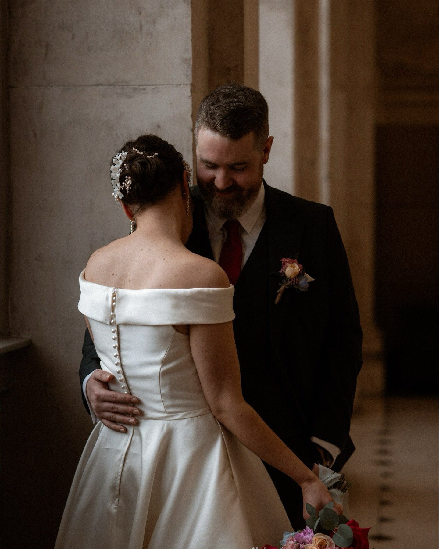 Hannah &amp; Stephen 🤍

With all the Christmas lights and festive atmosphere, H&amp;S tied the knot in the stunning @cityhalldublin and it couldn&rsquo;t have been more beautiful.✨