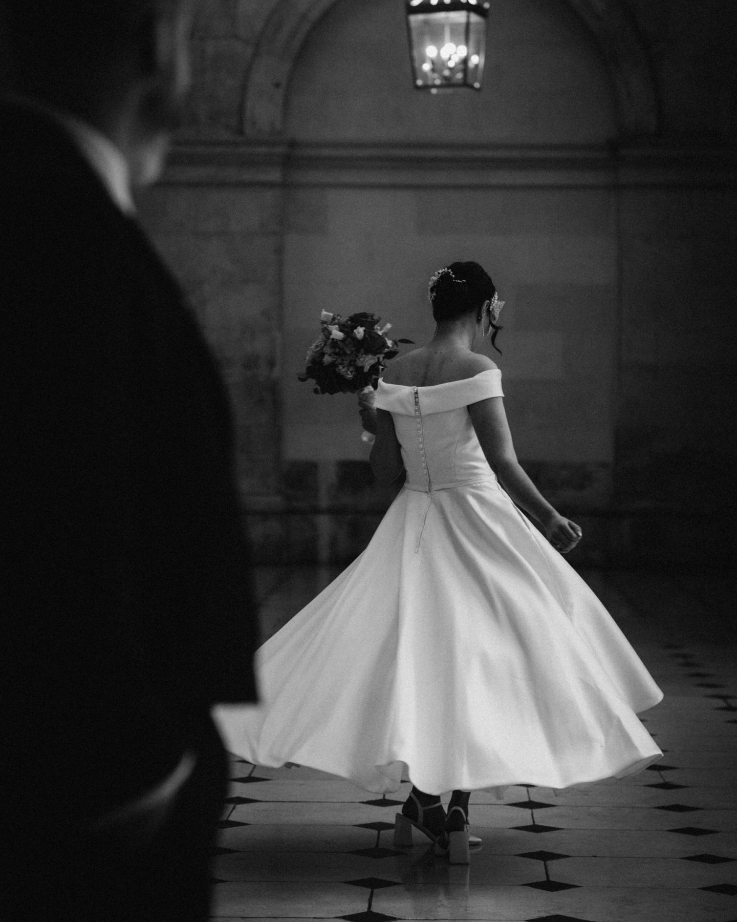 Hannah and Stephen 🖤

Gorgeous winter day at @cityhalldublin 

With @hans_da_hun 🤍
Flowers @bloomroombydaphne 
Celebrant @corcoranmoya