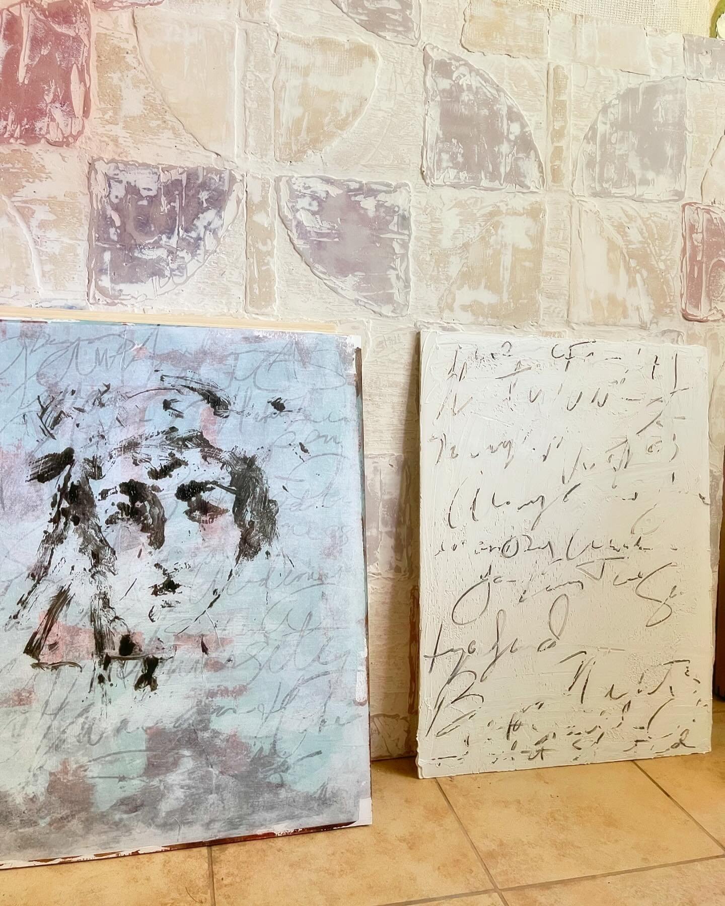 Working on a series of portraits.
My favorite part is layering the backgrounds, creating textures;
plaster, acrylic paint, watercolor, charcoal, rice paper, adding layers, subtracting layers, blending color and mono printing facial features.
Renderin