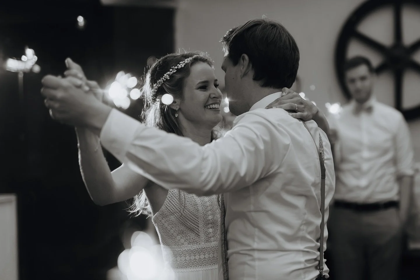 S&amp;M 🤍
So sch&ouml;n, dass der Paartanz dieser beiden unter freiem Himmel stattgefunden hat 🥰
Liebe Brautpaare. eure Anfrage f&uuml;r 2026 k&ouml;nnt ihr gerne &uuml;ber mein Kontaktformular senden 🤍
#weddingdance #sparkler #love