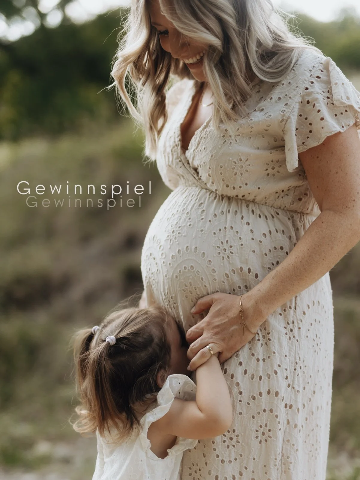 BEENDET! 📸✨ GEWINNSPIEL ✨📸
Gewinne ein exklusives FOTO- &amp; VIDEOshooting im Wert von 699 &euro; 🤍
Ob verliebtes Paar, frischgebackene Eltern, Brautpaar oder Gro&szlig;familie &ndash; dieses Gewinnspiel schenkt euch die Chance, eure besonderen M