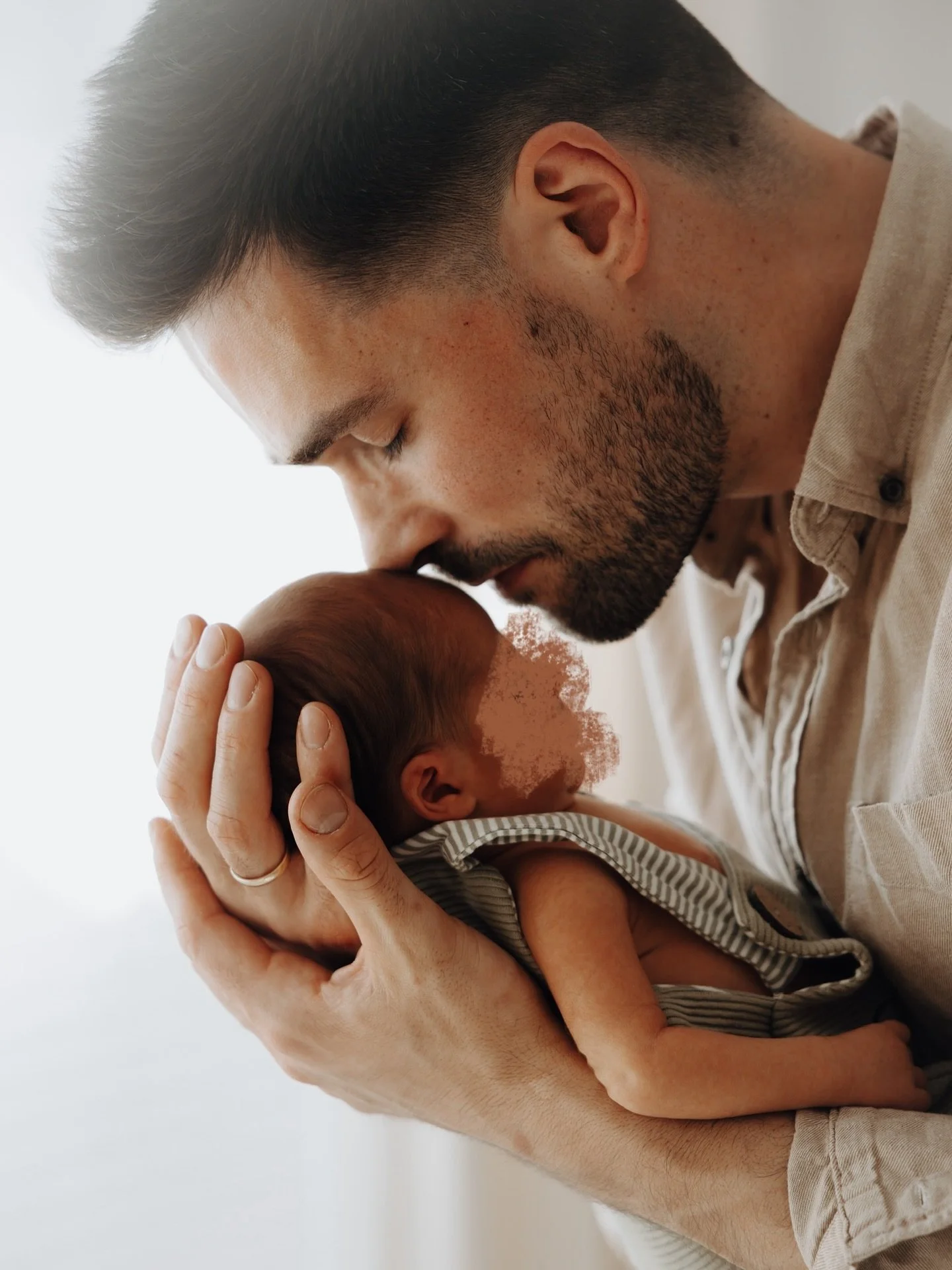Slipping through my fingers 🤍🥺 

Man h&auml;lt sie in den H&auml;nden und erinnert sich:
Wie klein die Finger waren. Wie zart die Haut. Wie friedlich dieser erste Schlaf.
Genau deshalb sind diese ersten Fotos so besonders.
So kurz und fl&uuml;chtig
