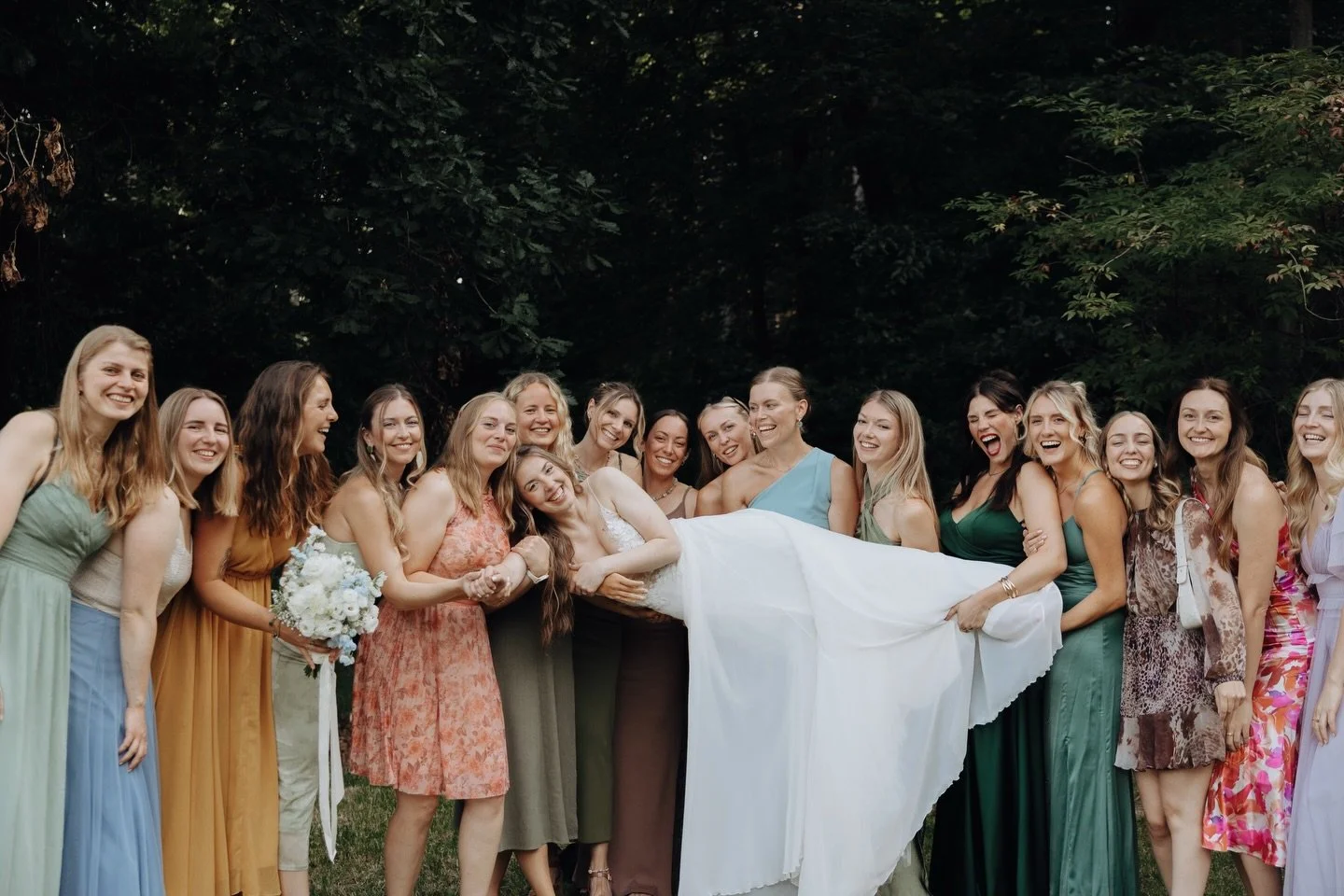 Girls just wanna have fun in the sun 🤍☀️
Fotos mit deinen M&auml;dels an eurem Hochzeitstag d&uuml;rfen doch einfach nicht fehlen 🥺🤍

Frage jetzt euren Wunschtermin 2027 an🤍📧
2026 sind noch wenige Termine verf&uuml;gbar in September und Oktober 