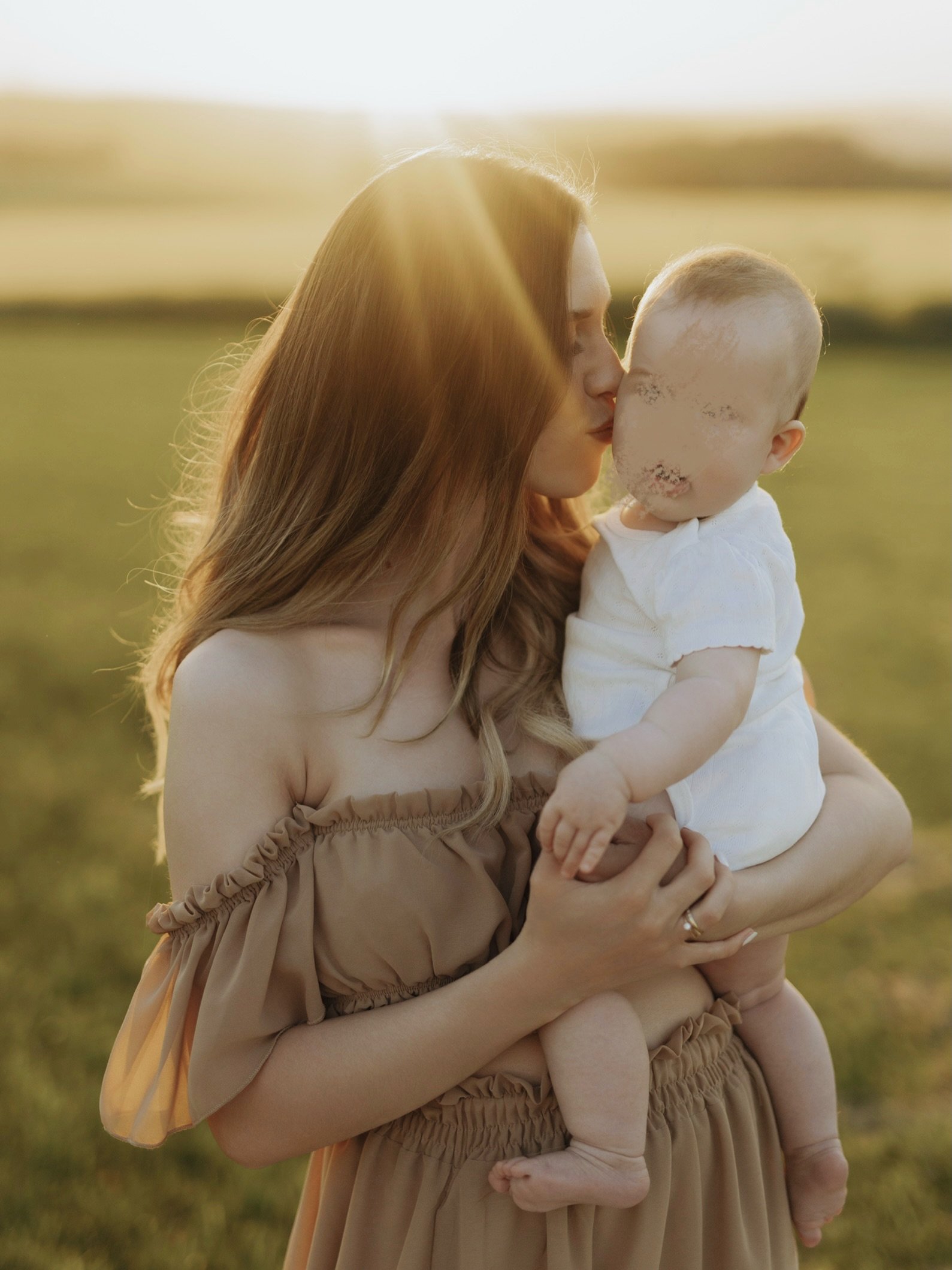 Mommy, me 🤍☀️
Die Sonne im Gesicht, das gr&ouml;&szlig;te Geschenk im Arm.☀️🤍