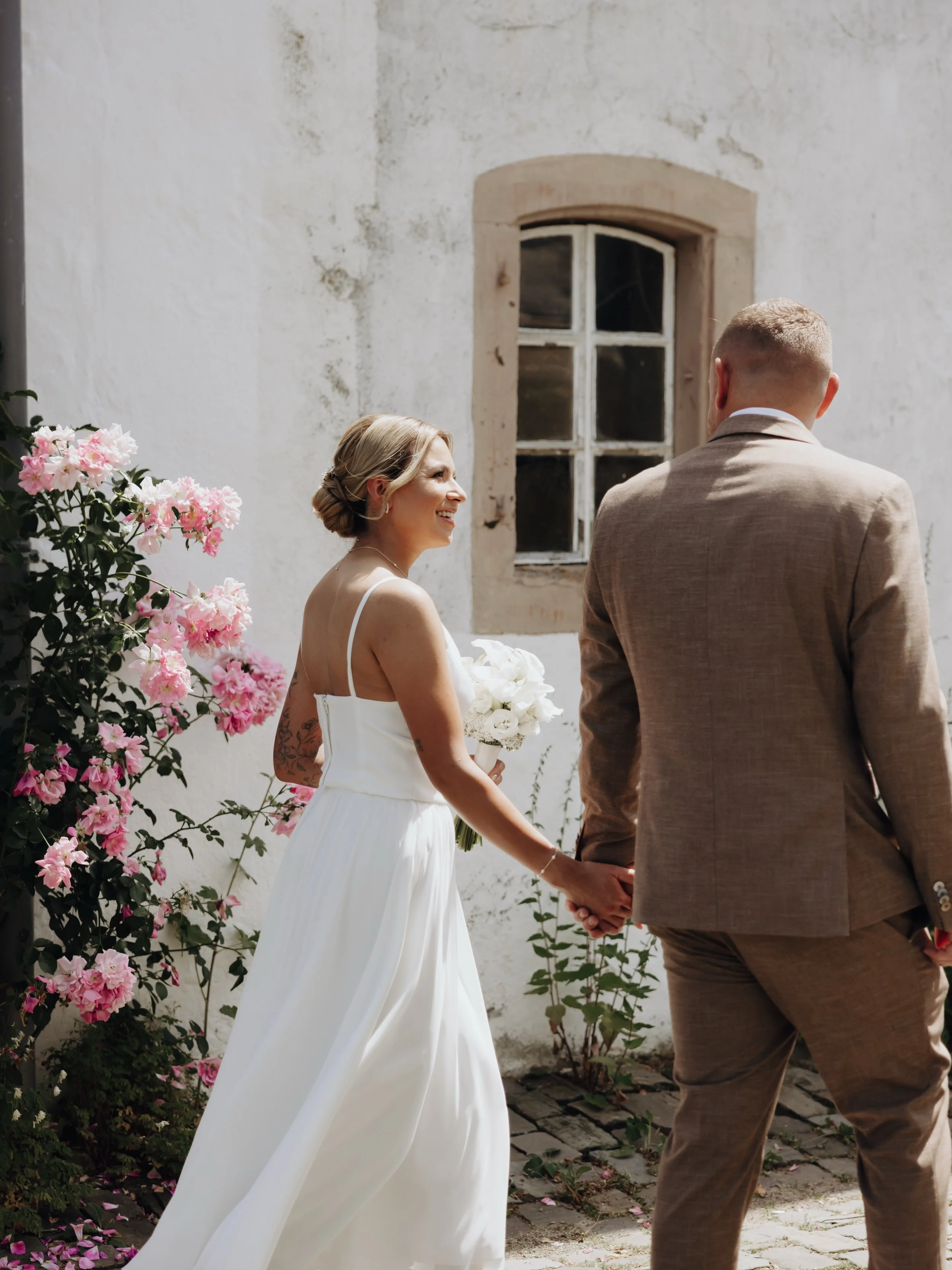 Like roses, love grows stronger through every season, every storm, and every quiet moment in between. 🌸
Manche Begegnungen bleiben im Herzen. Es war etwas ganz Besonderes, dieses wundervolle Brautpaar an ihrem Hochzeitstag begleiten und ihre Geschic