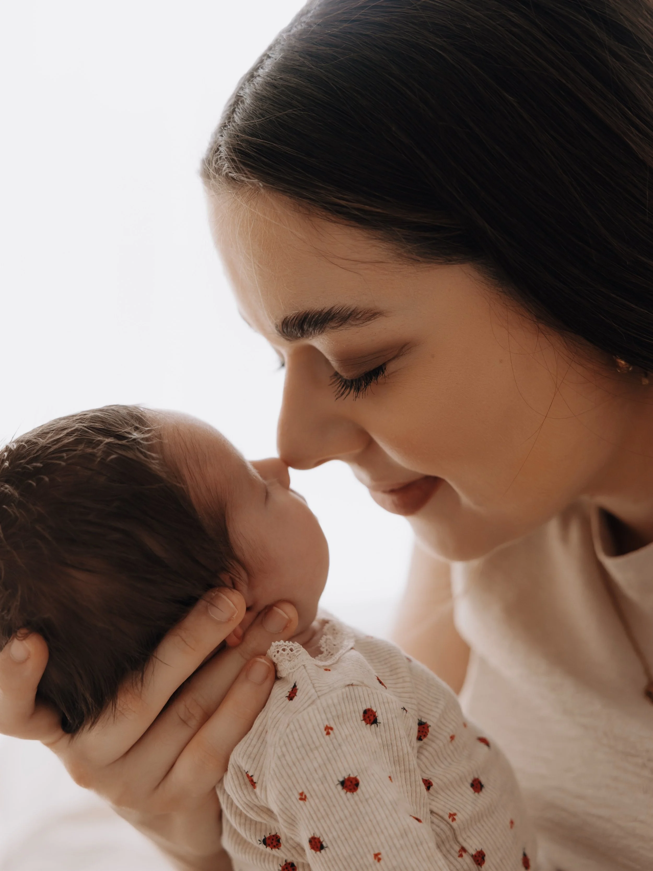 Nose to nose, heart to heart. 🤍

Es sind diese kleinen Augenblicke, die f&uuml;r immer bleiben. Die N&auml;he, die W&auml;rme und die Liebe zwischen Mama und Baby lassen sich nicht in Worte fassen und doch erz&auml;hlen sie auf jedem Bild ihre ganz 