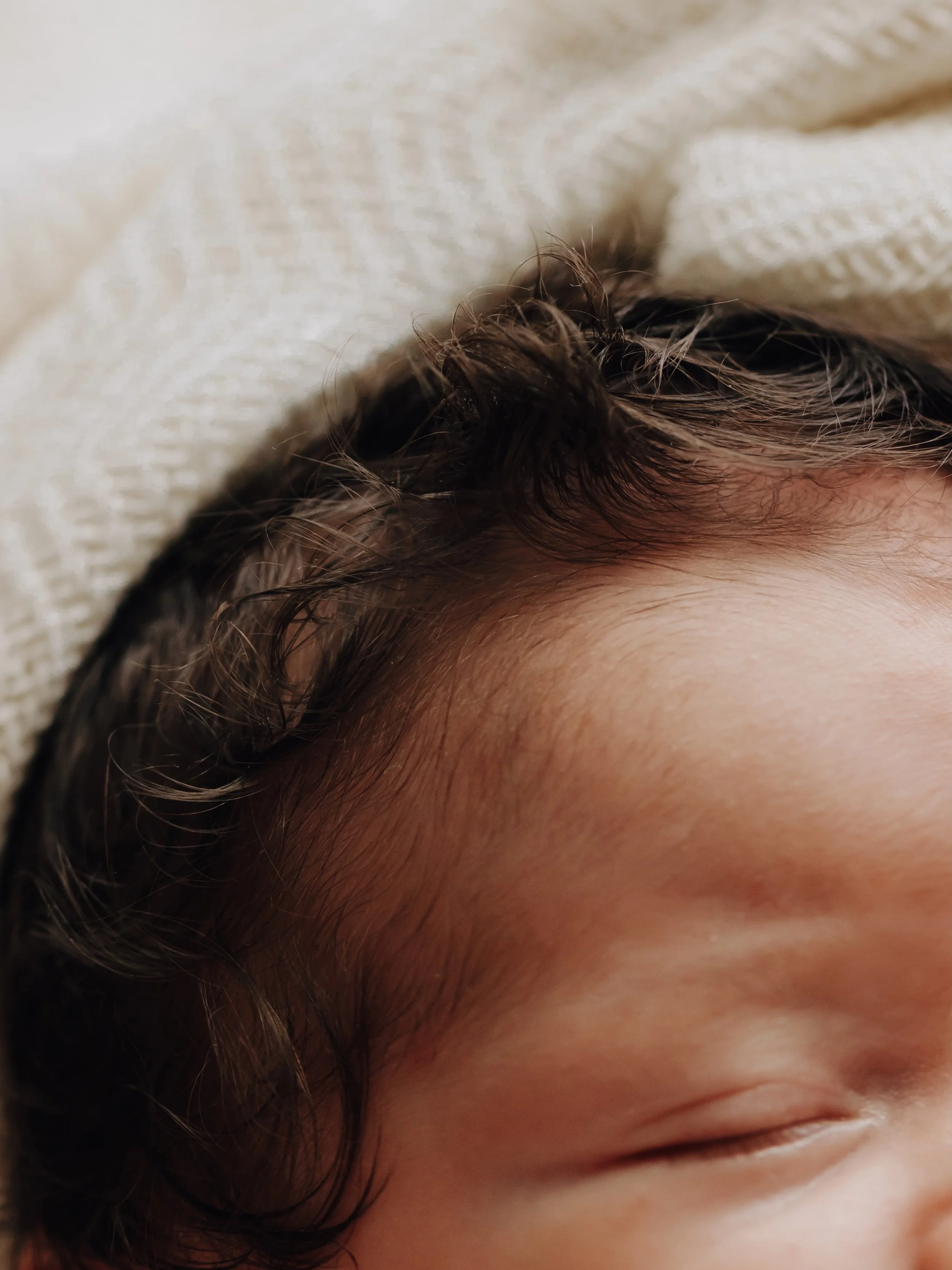 The cutest little curls 🫶
Bucht euren Termin f&uuml;r September und Oktober im neuen Studio 🤍 
#newbornshooting #echternach #photographerluxembourg