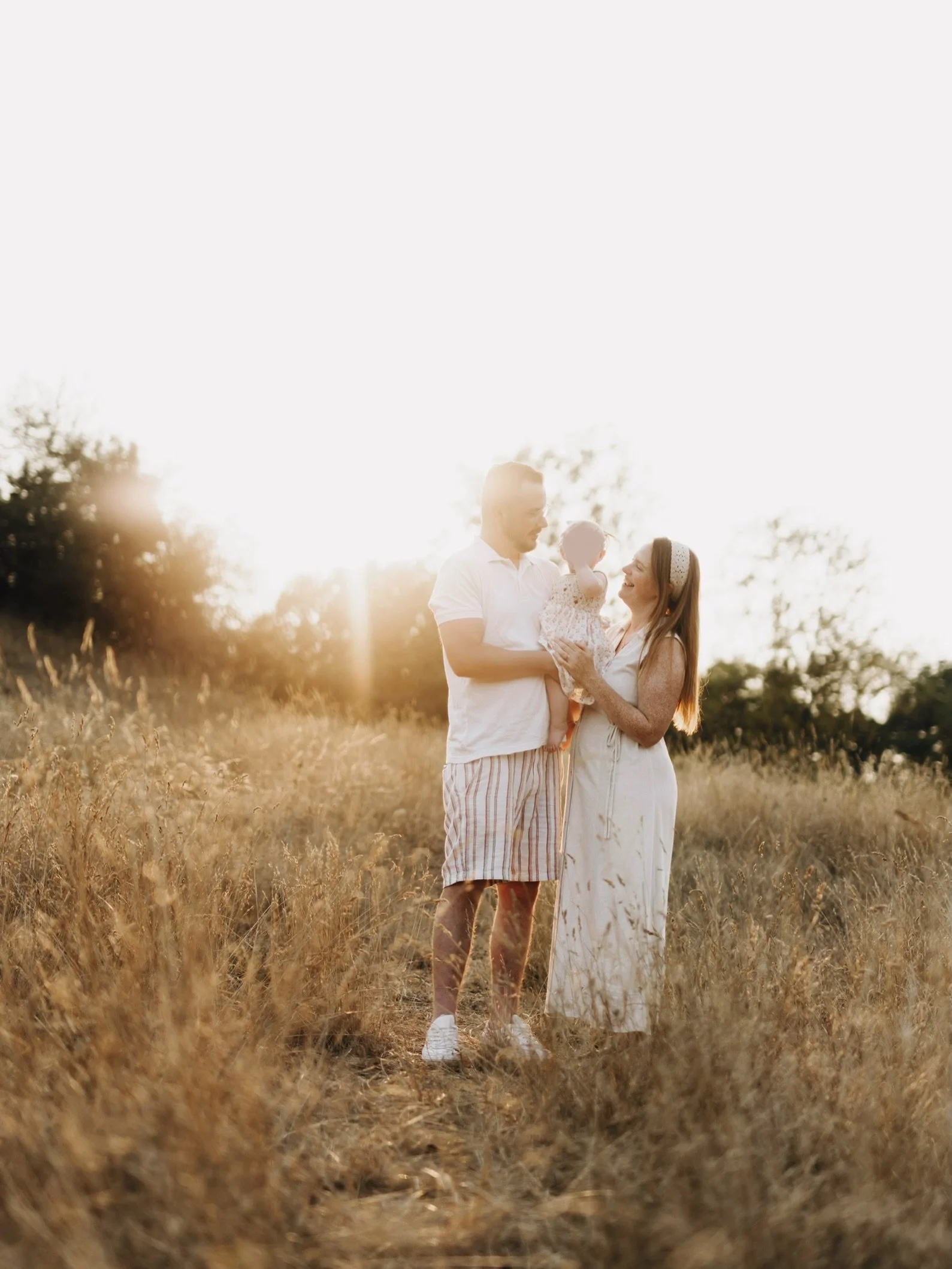 Summertime with mini 🤍☀️
Die sch&ouml;nsten Sommermomente entstehen oft ganz nebenbei. Warme Abendsonne, kleine Entdecker und ganz viel echtes Kinderlachen.

Jetzt ist die perfekte Zeit f&uuml;r ein sommerliches Abendshooting.

Bis Ende dieser Woche