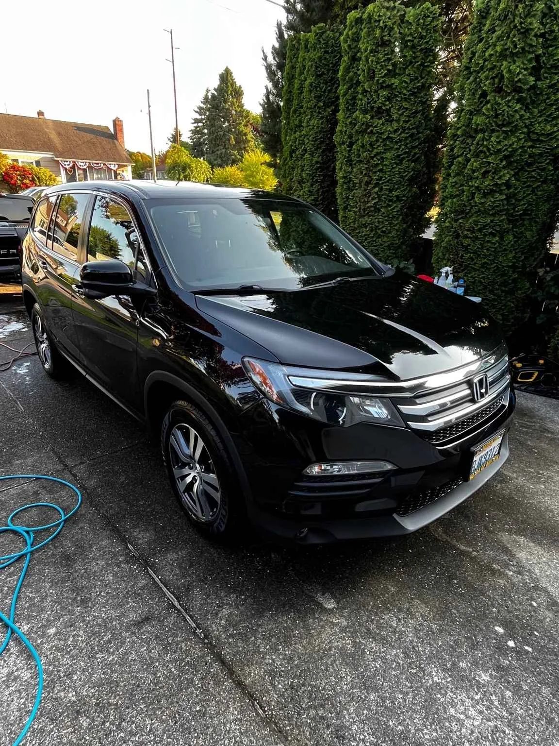 Lake Tapps wash and wax on a Honda Pilot with a deep glossy shine.