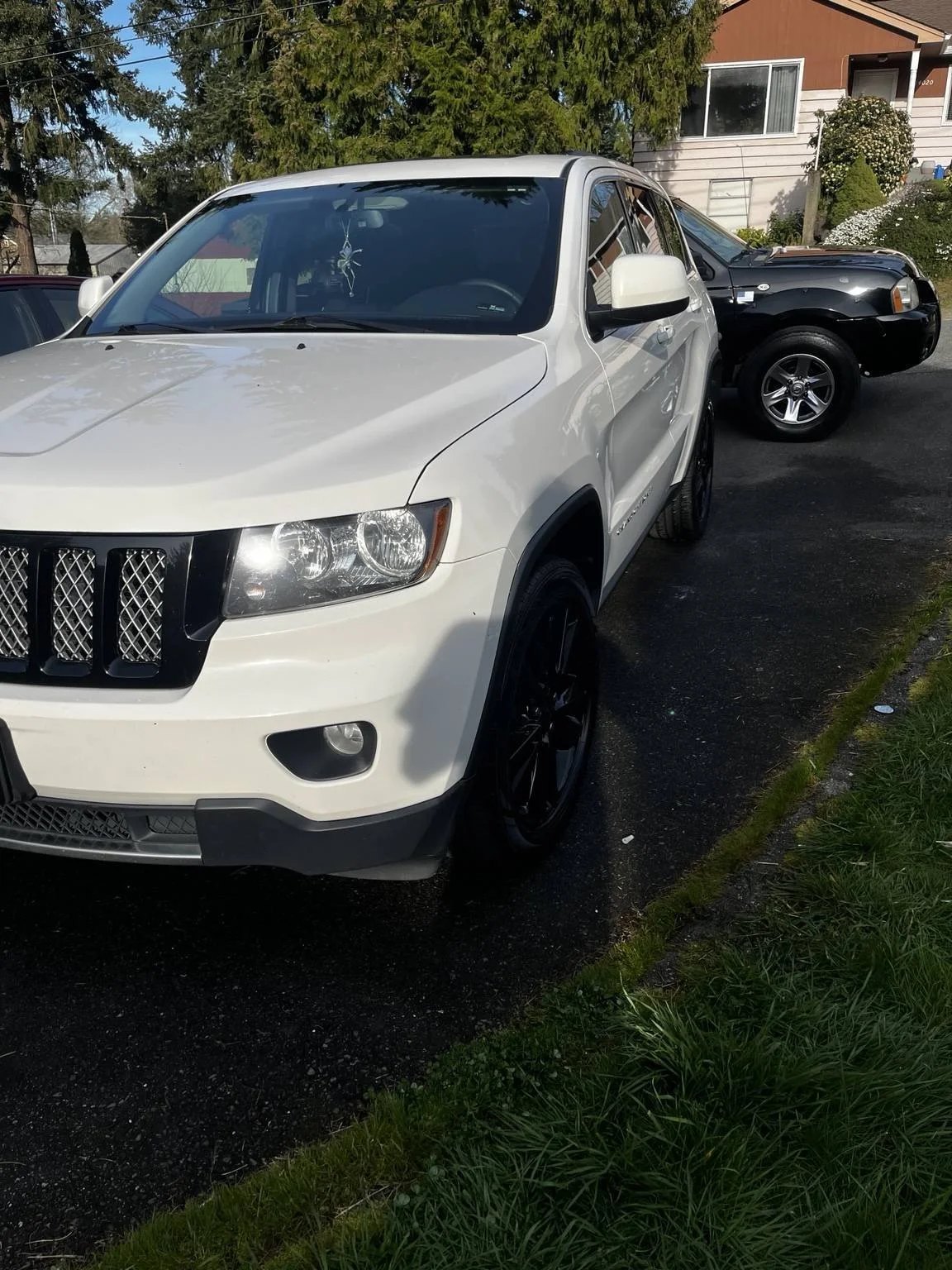 Mobile car detailing in Burien WA - Jeep Grand Cherokee premium wash and exterior detailing with deep clean shine.