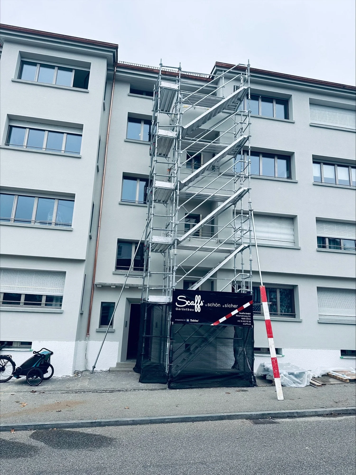 MFH Treppenturm in Olten – Sicherer Zugang für Bauarbeiten mit stabilem Treppenturm, perfekt für den Mehrfamilienhausbau und alle Höhenanforderungen auf der Baustelle.